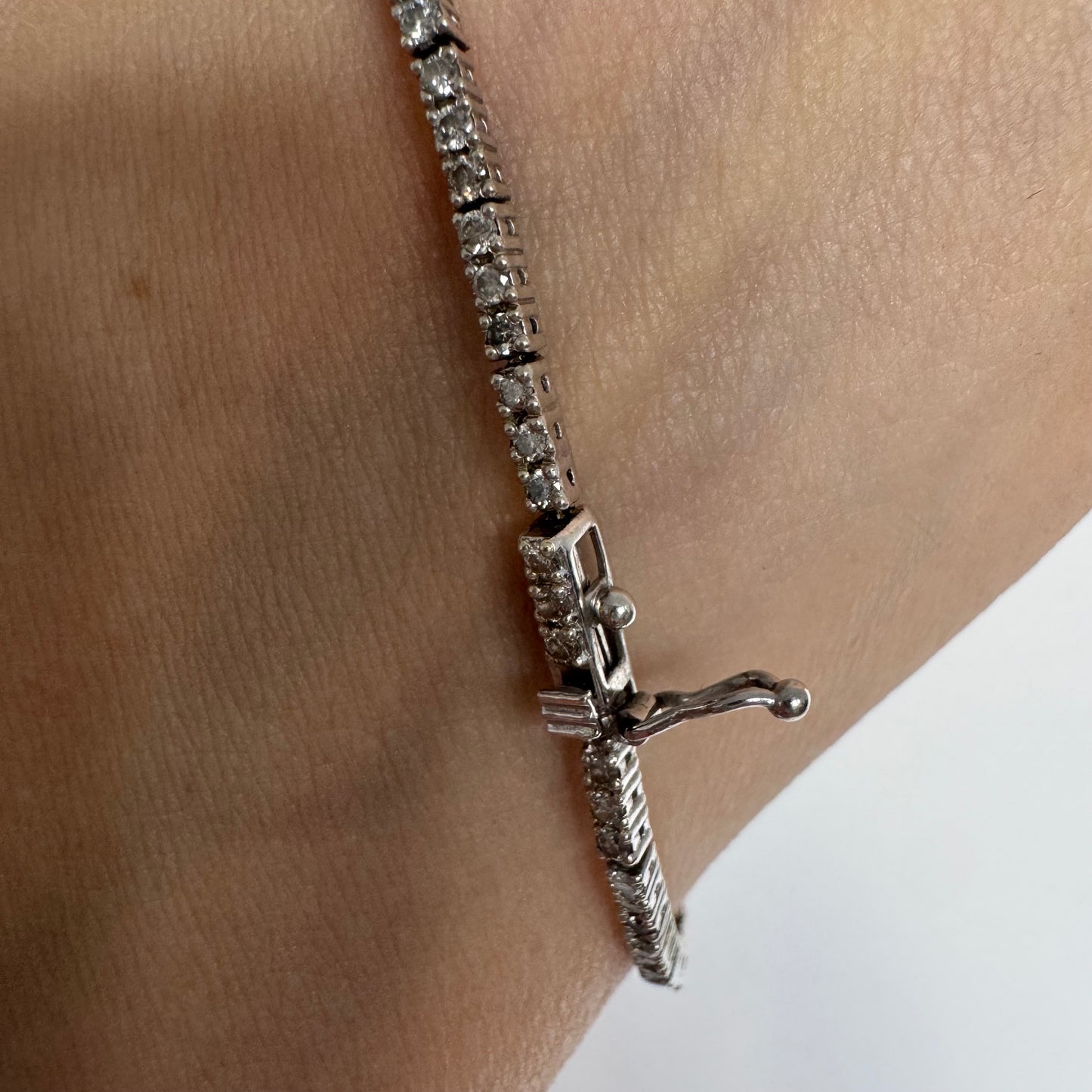 14K gold diamond bracelet with a sleek & elegant design.
