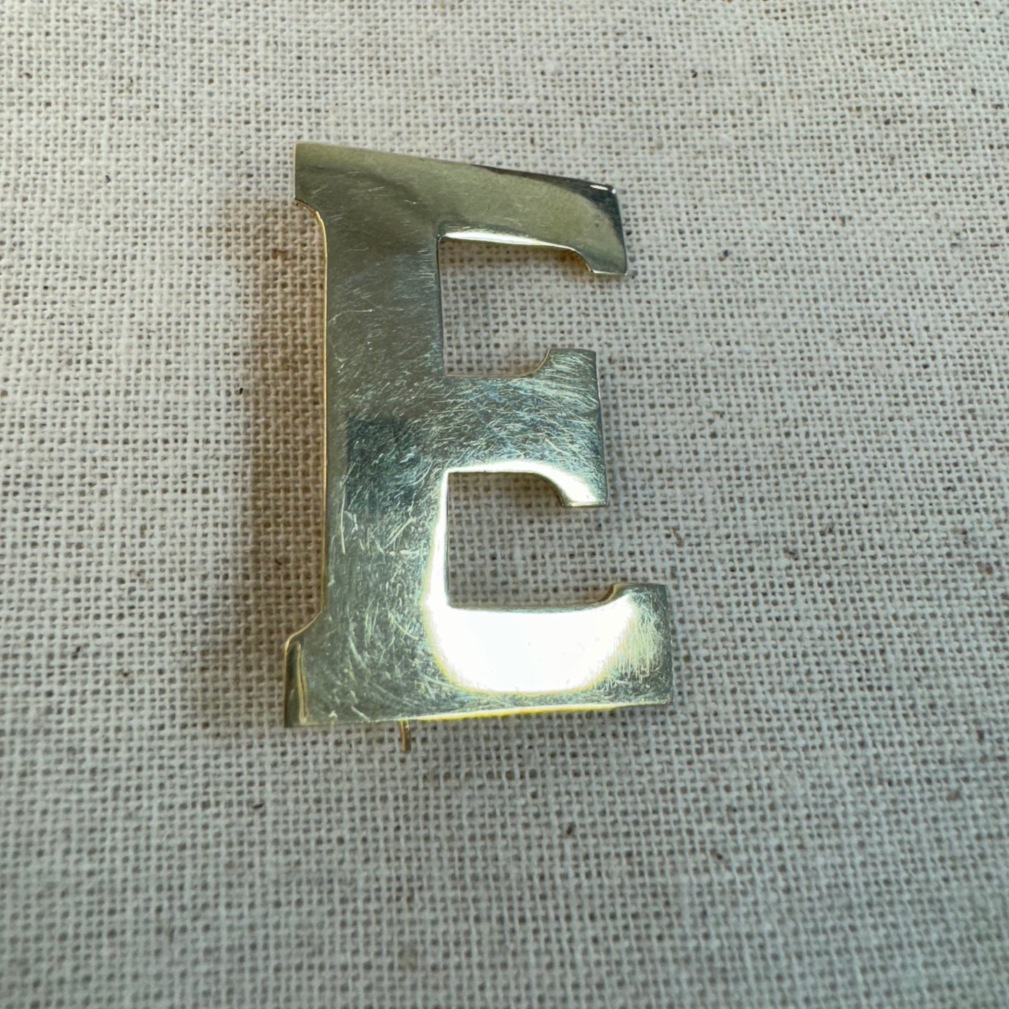 14K gold “E” letter brooch