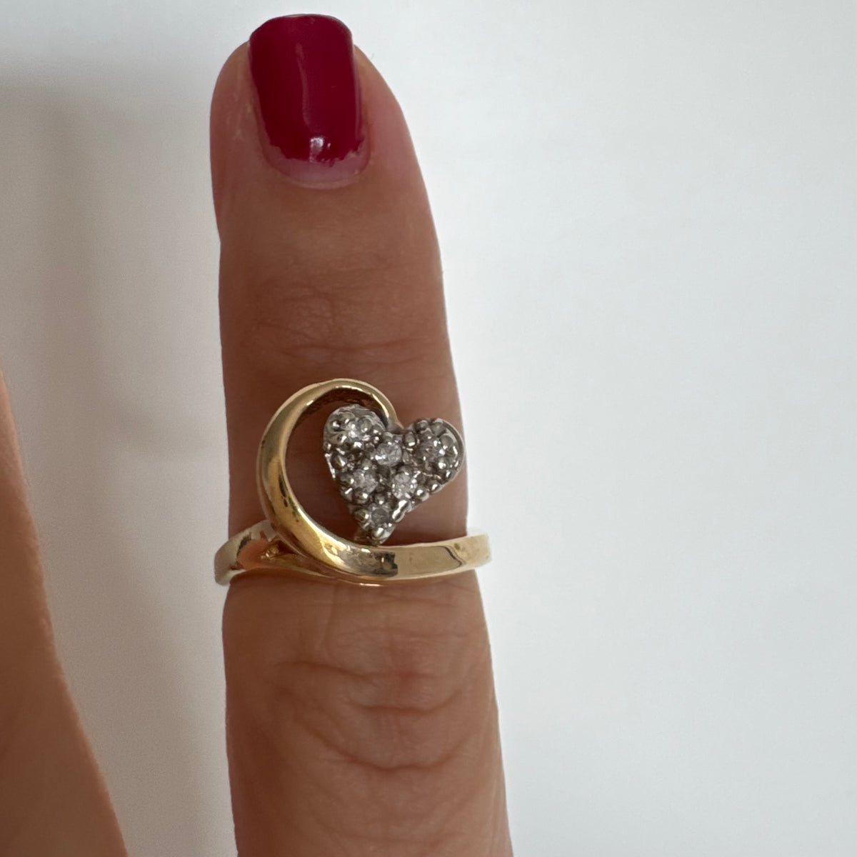 14K gold ring set with sparkling diamonds in a heart-shaped motif