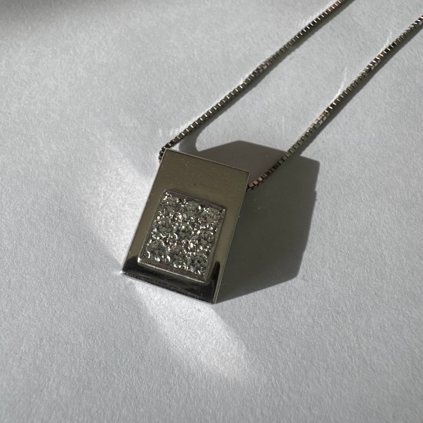 תליון זהב לבן 18 קראט משובץ יהלומים בחיתוך עגול, בשיבוץ צפוף ומדויק היוצר מראה אלגנטי ונקי. 