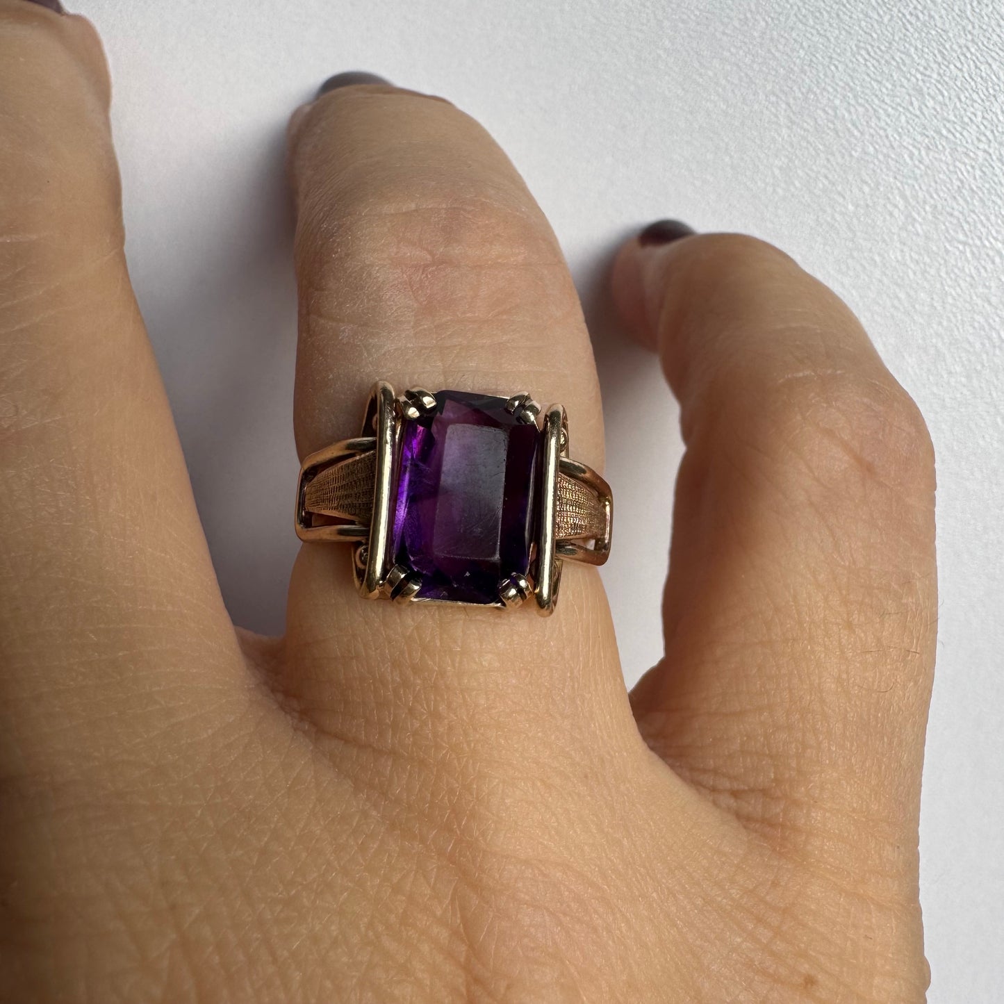 טבעת זהב צהוב 10 קראט משובצת אבן אמטיסט מלבנית