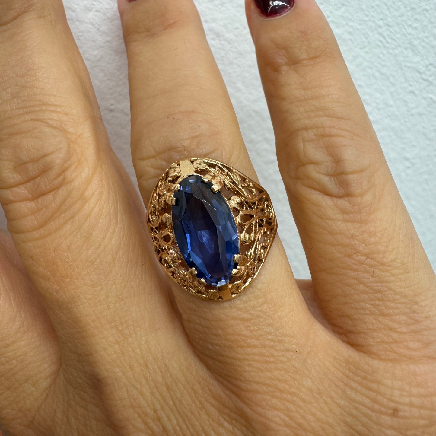 טבעת זהב 14 קראט משובצת אבן טנזנייט גדולה בחיתוך אליפסה, בעיצוב תחרה מרהיב