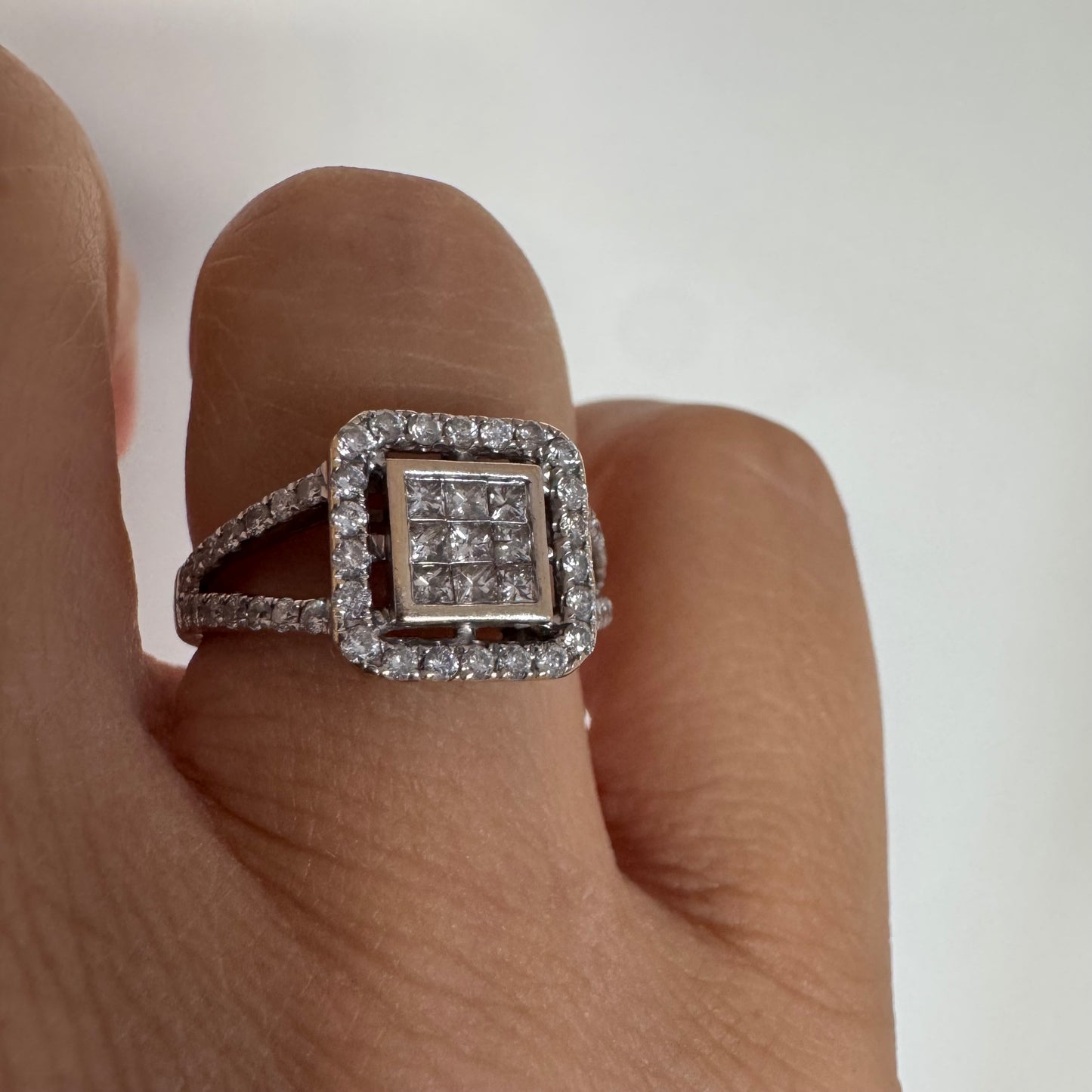 18K gold ring set with Diamonds in various cuts