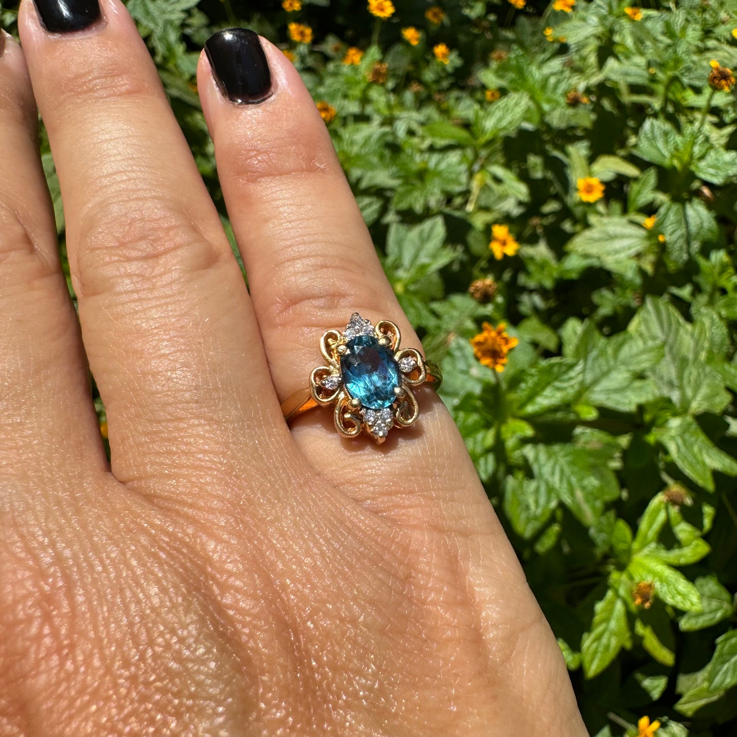 18K gold ring set with Blue Topaz & Diamonds