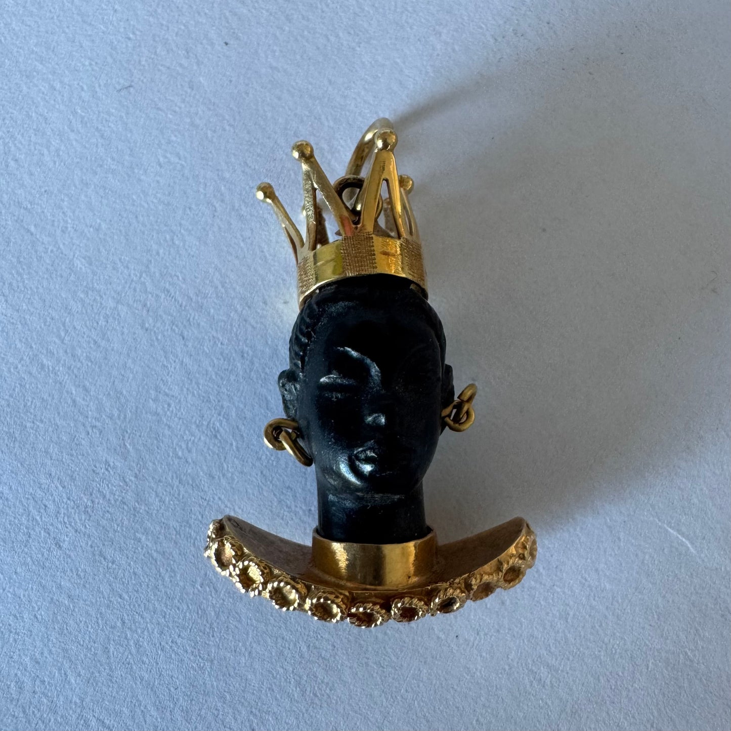 תליון זהב 18 קראט נדיר ומרהיב בסגנון ה"מורטו" (Moretto) המסורתי, המשלב עבודת גילוף ידנית עם צורפות עילית. 