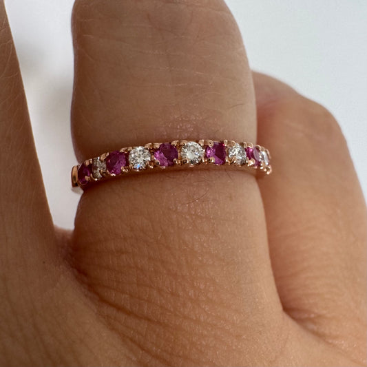 טבעת חצי איטרניטי מזהב אדום 14 קראט, משובצת ברצף של אבני רובי ויהלומים .