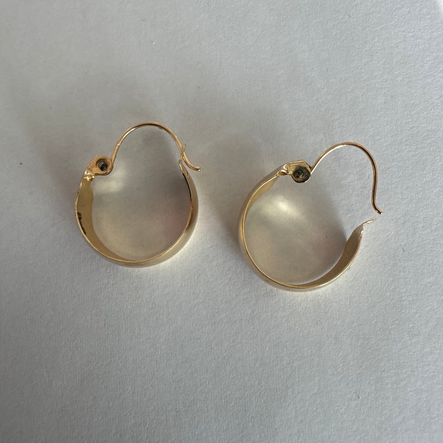 עגילי זהב צהוב 10 קראט חישוקים עבים וקלילים