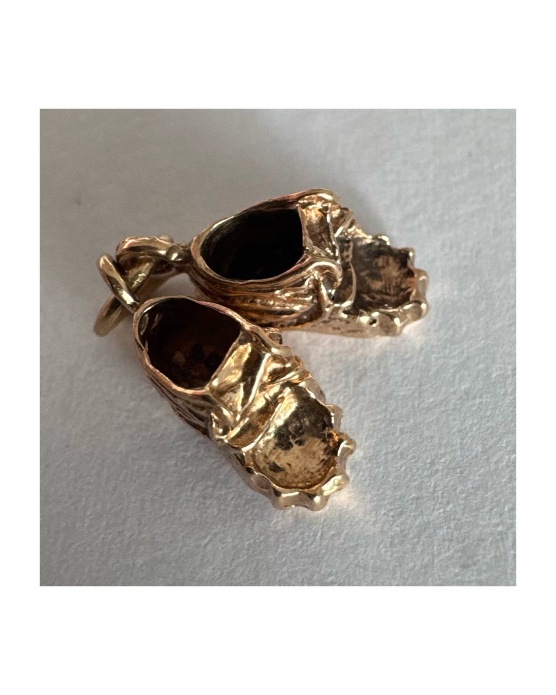 תליון זהב 10 קראט בצורת נעלי “צעד ראשון” של תינוק.