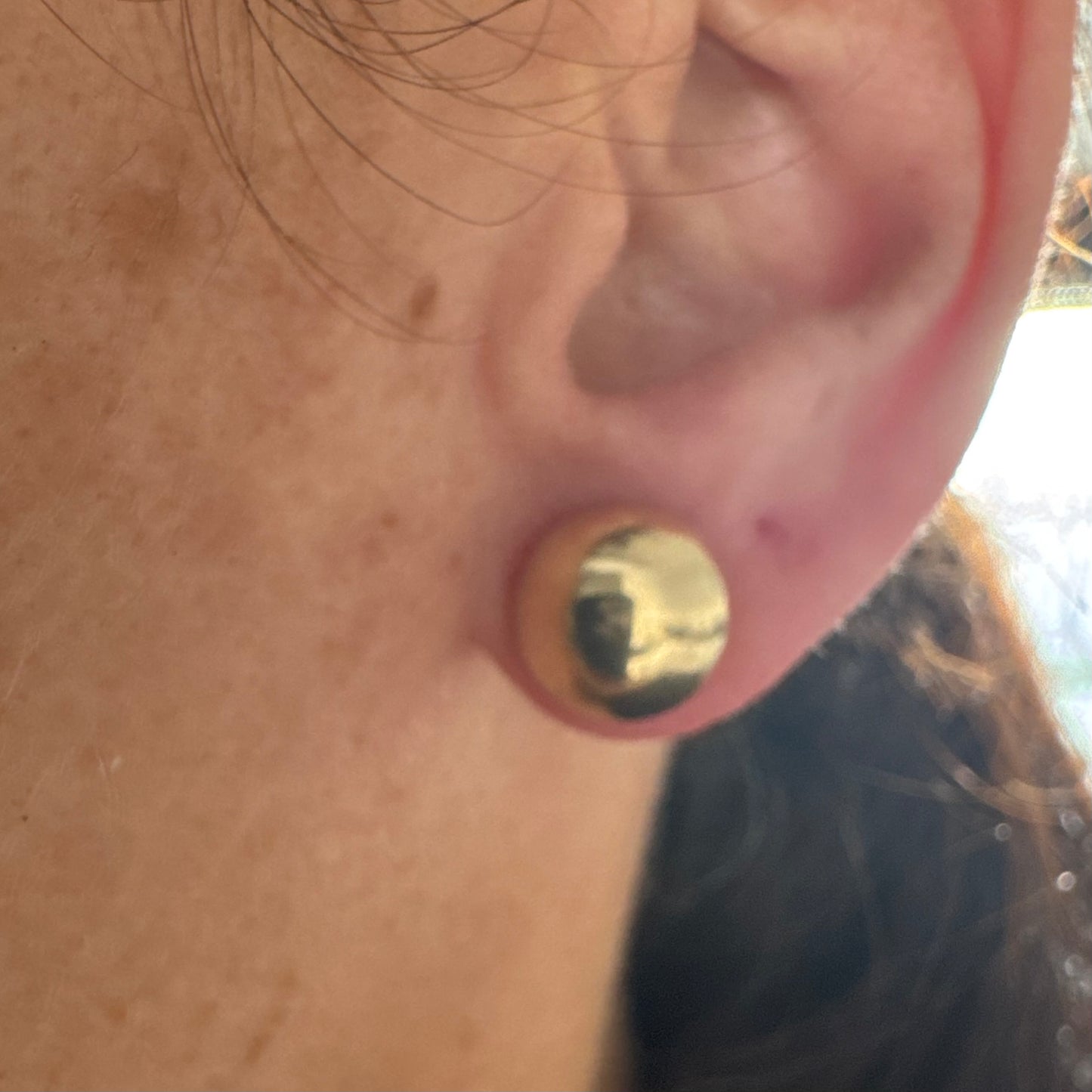 עגילי זהב צהוב 10 קראט צמודים לאוזן בעיצוב כדורי קלאסי.