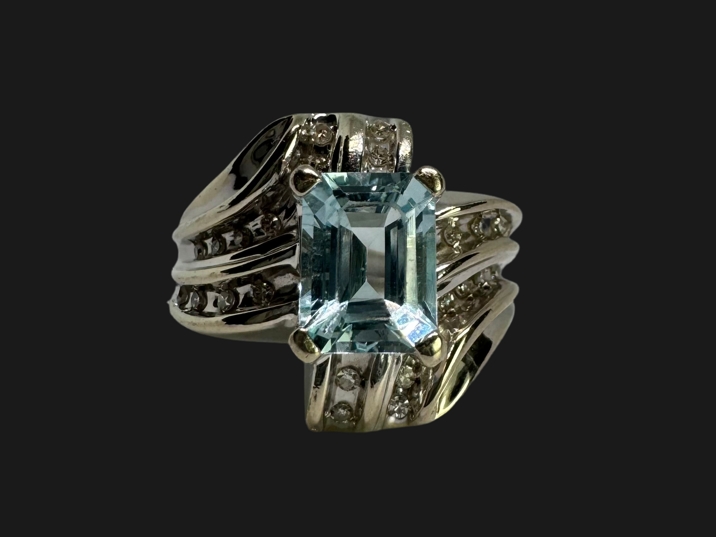 14K gold ring set with Aquamarine & Diamonds