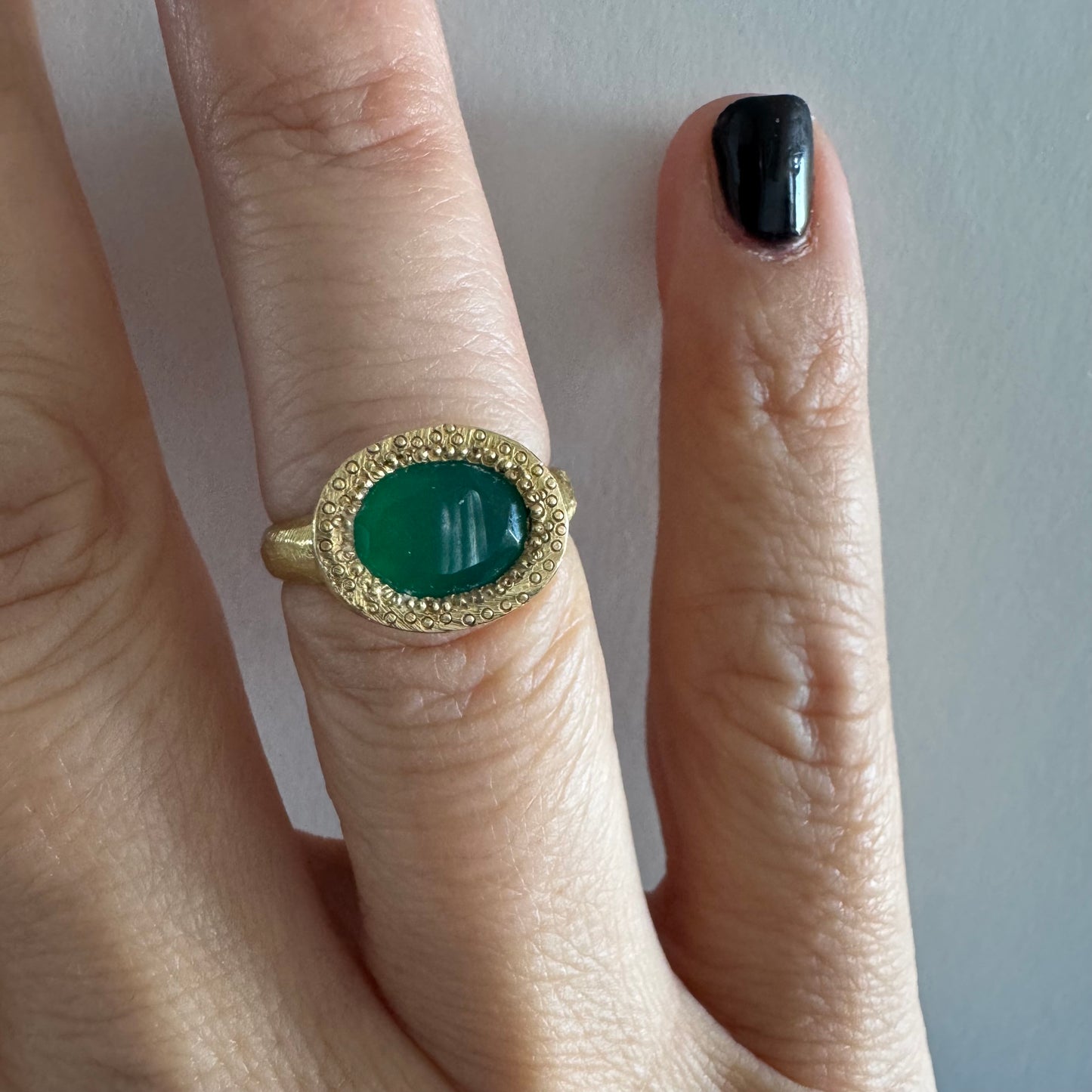 טבעת זהב צהוב 18 קראט משובצת אבן כריסופרס בגוון ירוק עמוק ומהפנט.