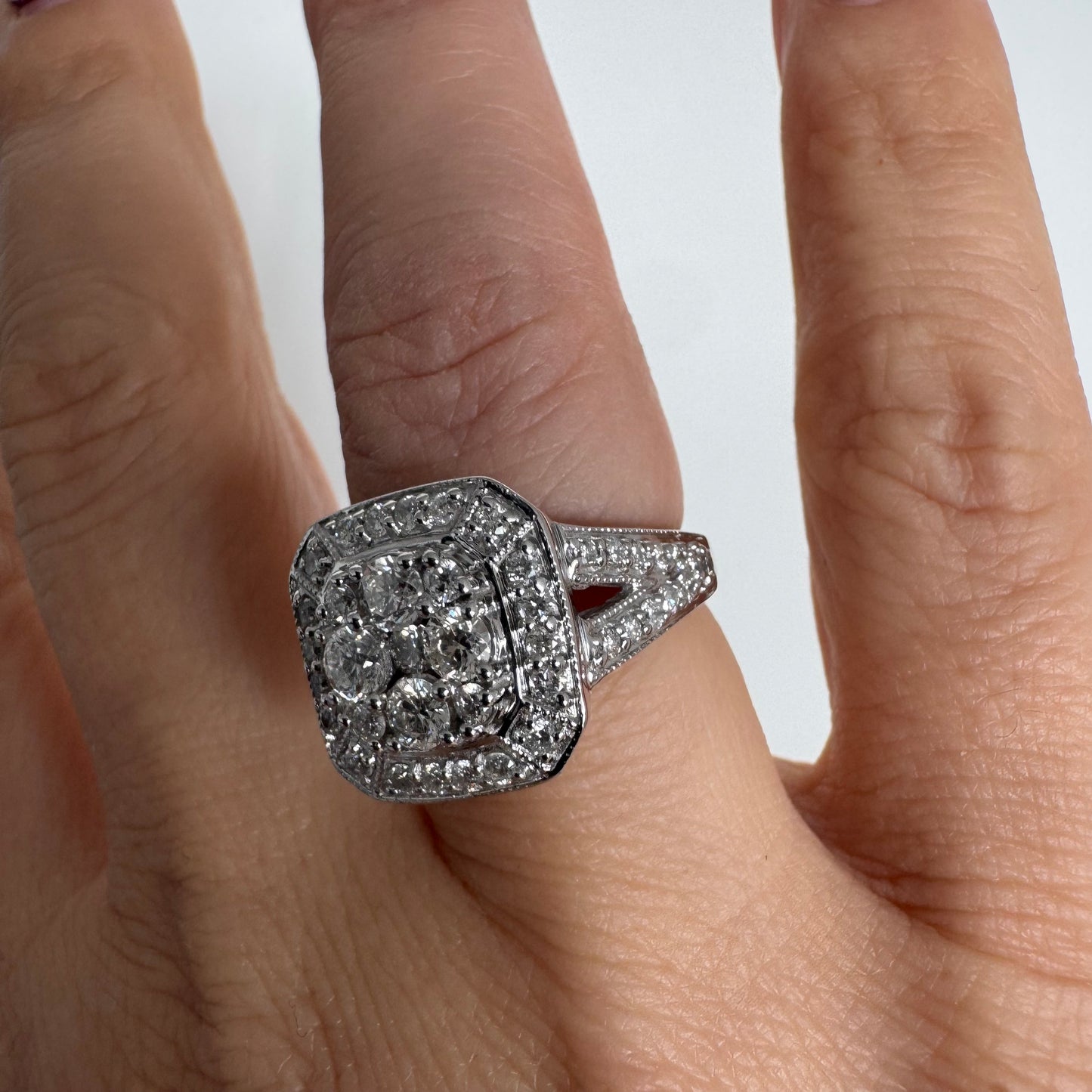 טבעת זהב לבן 18 קראט משובצת יהלומים בעיצוב קלאסטר אוקטגונלי מרשים.