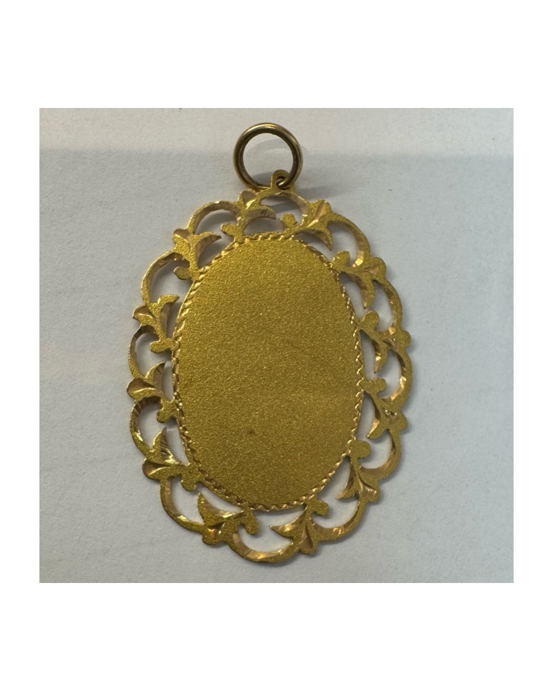 14K gold pendant featuring a luxurious vintage-inspired design.