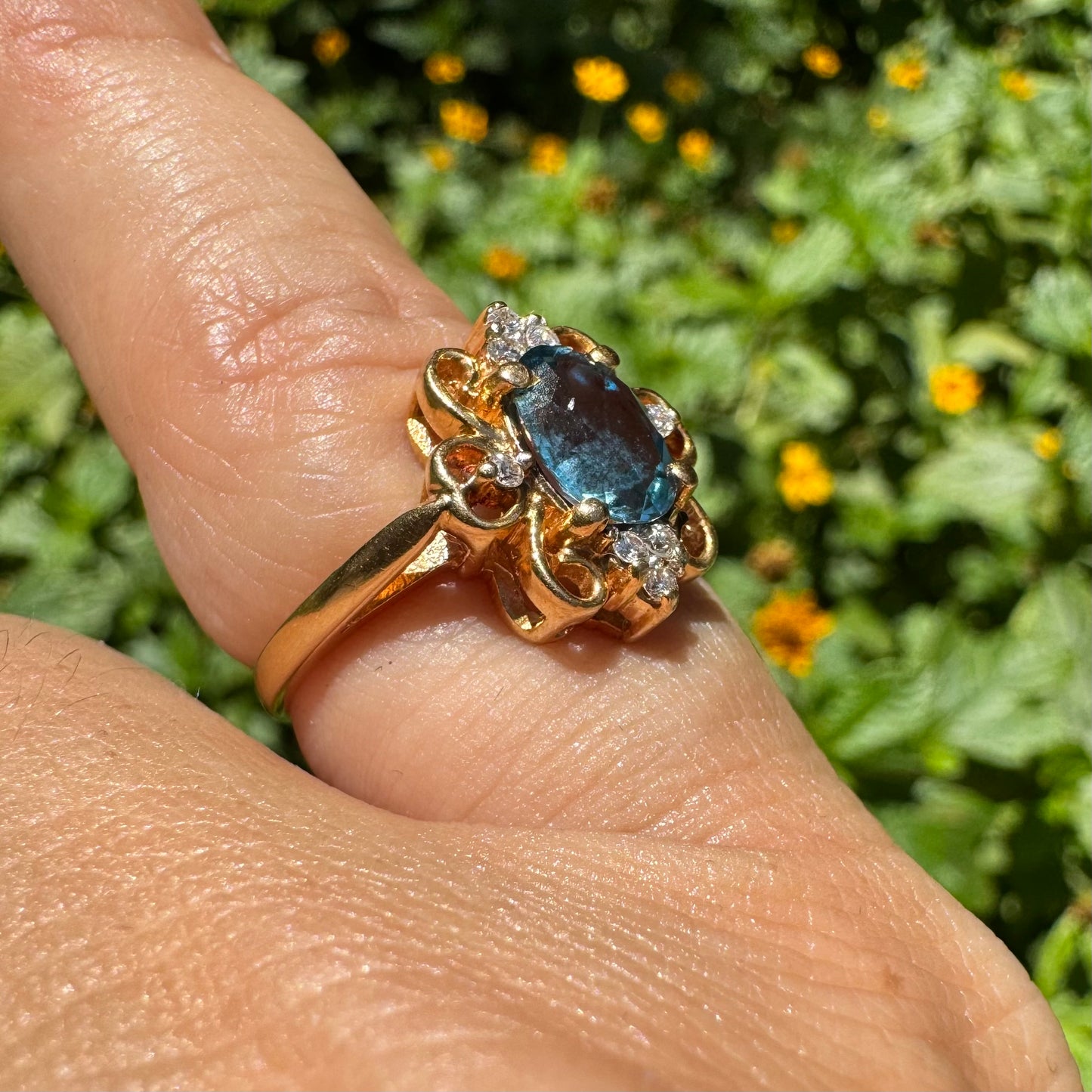 18K gold ring set with Blue Topaz & Diamonds