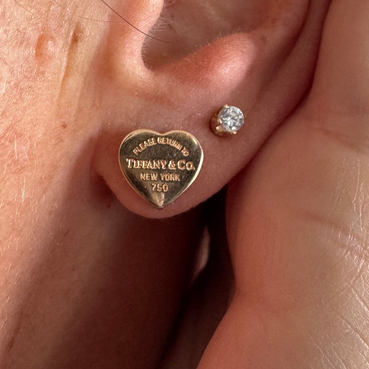 עגילים צמודים של Tiffany &amp; Co. עשויים זהב 18 קראט (750), בעיצוב לב אייקוני עם חריטת “Please Return to Tiffany & Co. New York”. 