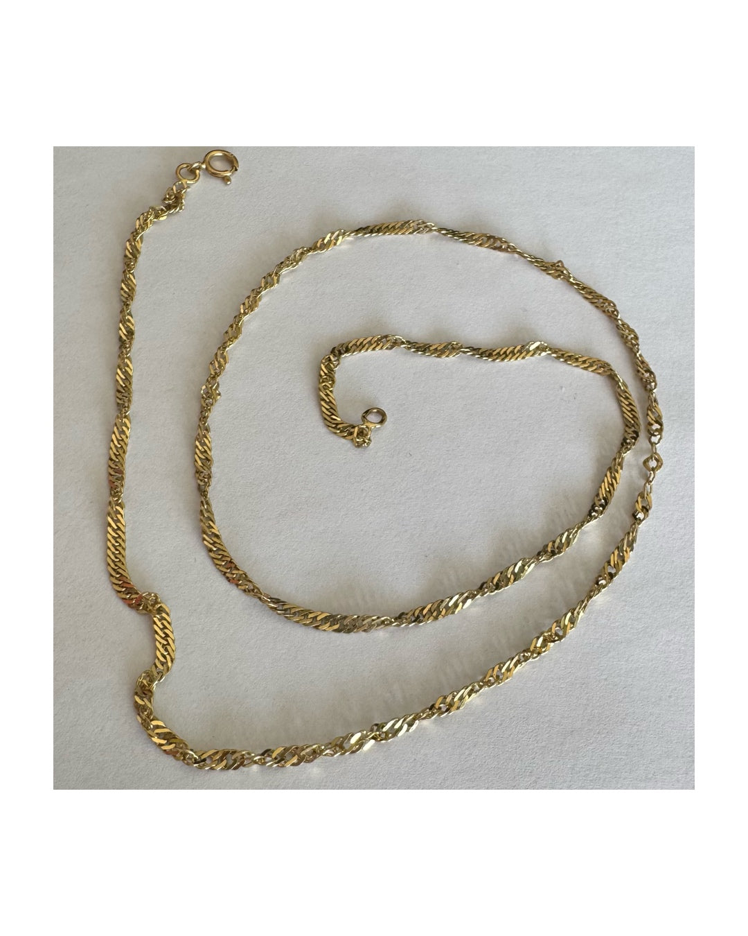 שרשרת זהב צהוב 14 קראט בעיצוב חוליות מסובבות ועדינות שמעניקות לה ברק ותנועה. 