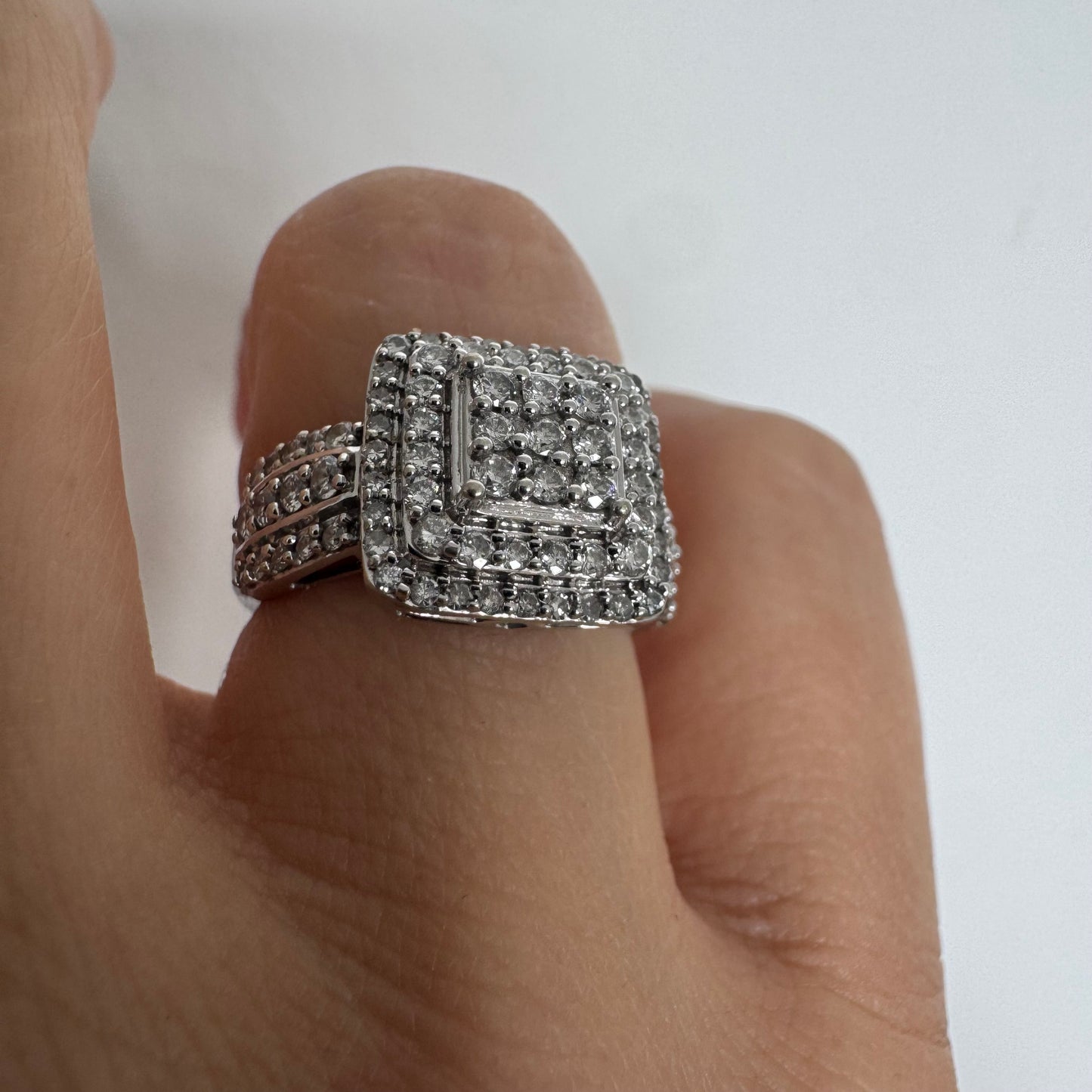 טבעת זהב לבן 10 קראט משובצת יהלומים בעיצוב מרובע עוצמתי.
