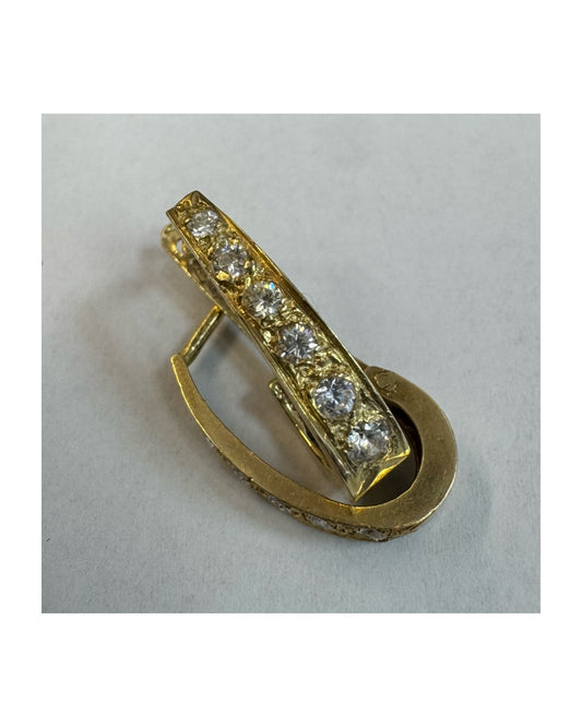 עגיל זהב צהוב 14 קראט בעיצוב אלגנטי ומודרני, משובץ שורת אבני חן שקופות שמעניקות ברק עדין ומדויק.