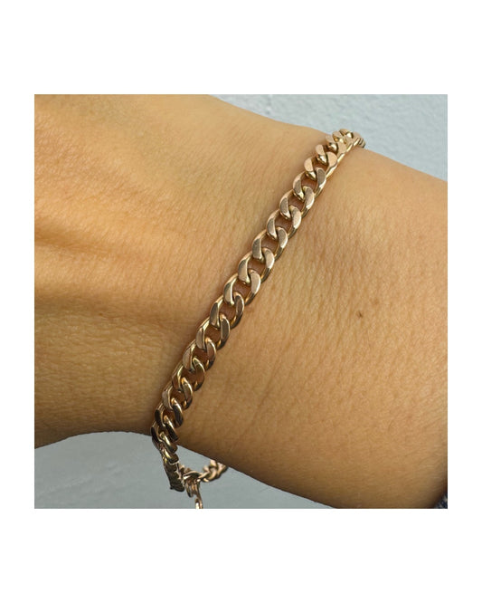 צמיד זהב 14 קראט בעיצוב שרשרת קלאסית ומחמיאה, עם חוליות צפופות ונוכחות אלגנטית על היד.