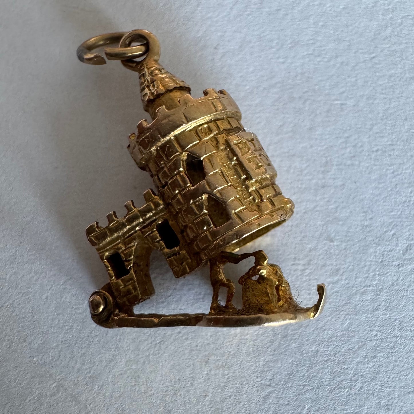 תליון זהב 9 קראט נדיר וייחודי, המהווה העתק פיסולי מפורט של ה-Bloody Tower (המגדל העקוב מדם) המפורסם ממצודת לונדון. התליון מעוצב בתלת-ממד (3D) עם טקסטורת לבנים מפורטת, צריחים, וחריטה של שם המגדל בגבו.