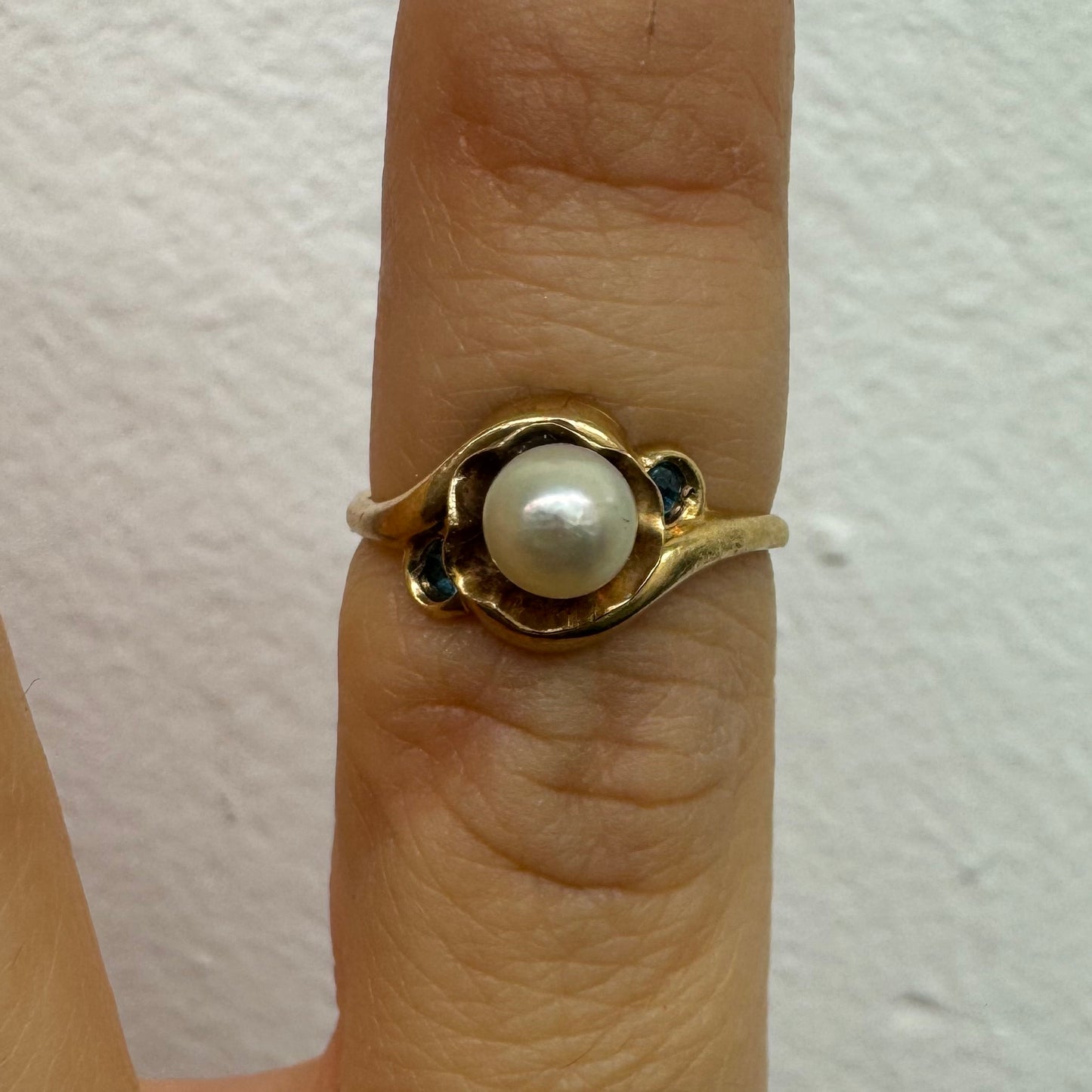 10K yellow gold ring set with a natural Pearl at the center and blue Topaz on the sides.