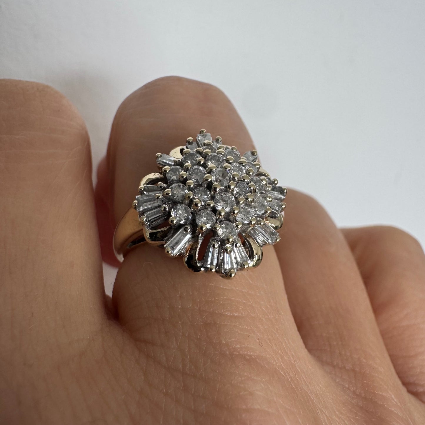 טבעת זהב צהוב 10 קראט משובצת יהלומים בעיצוב פרח מרשים.