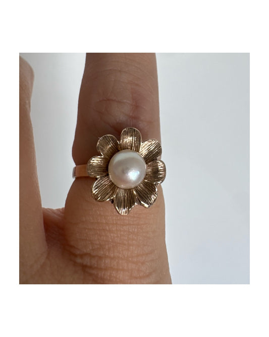 9K gold flower ring set with a lustrous Pearl at the center.