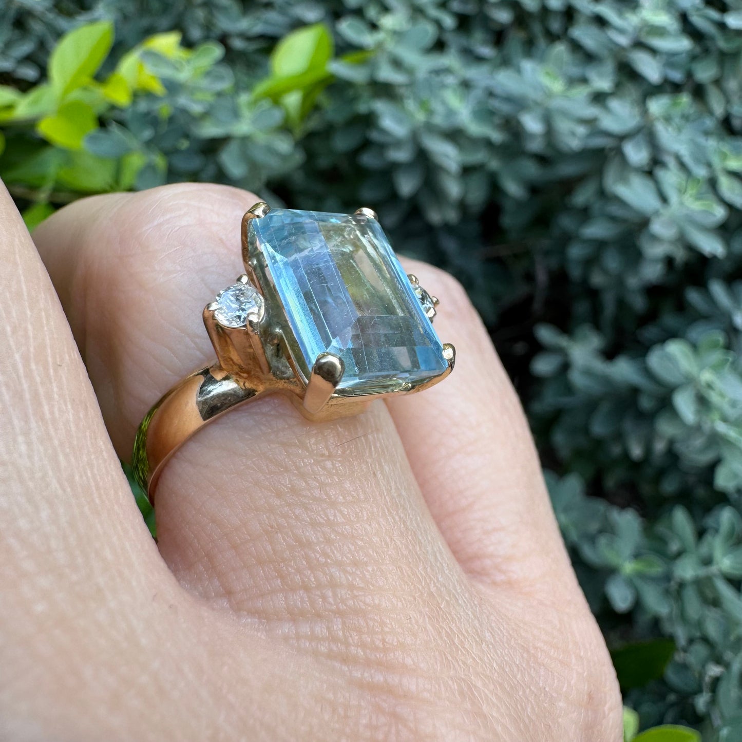 טבעת זהב 18 קראט משובצת אבן אקוומרין בחיתוך מלבני (Emerald Cut), בעלת גוון כחול צלול ומרשים.