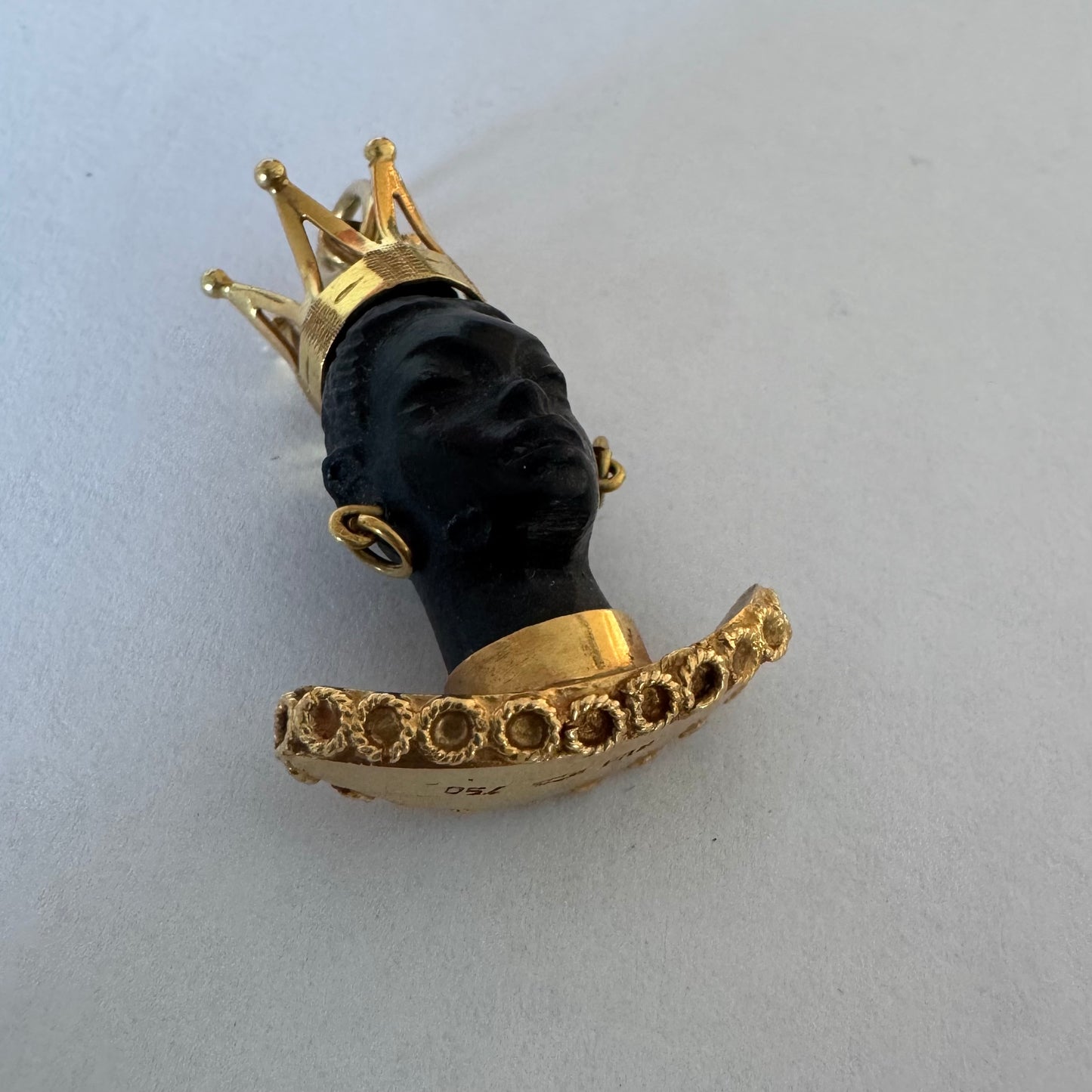 תליון זהב 18 קראט נדיר ומרהיב בסגנון ה"מורטו" (Moretto) המסורתי, המשלב עבודת גילוף ידנית עם צורפות עילית. 