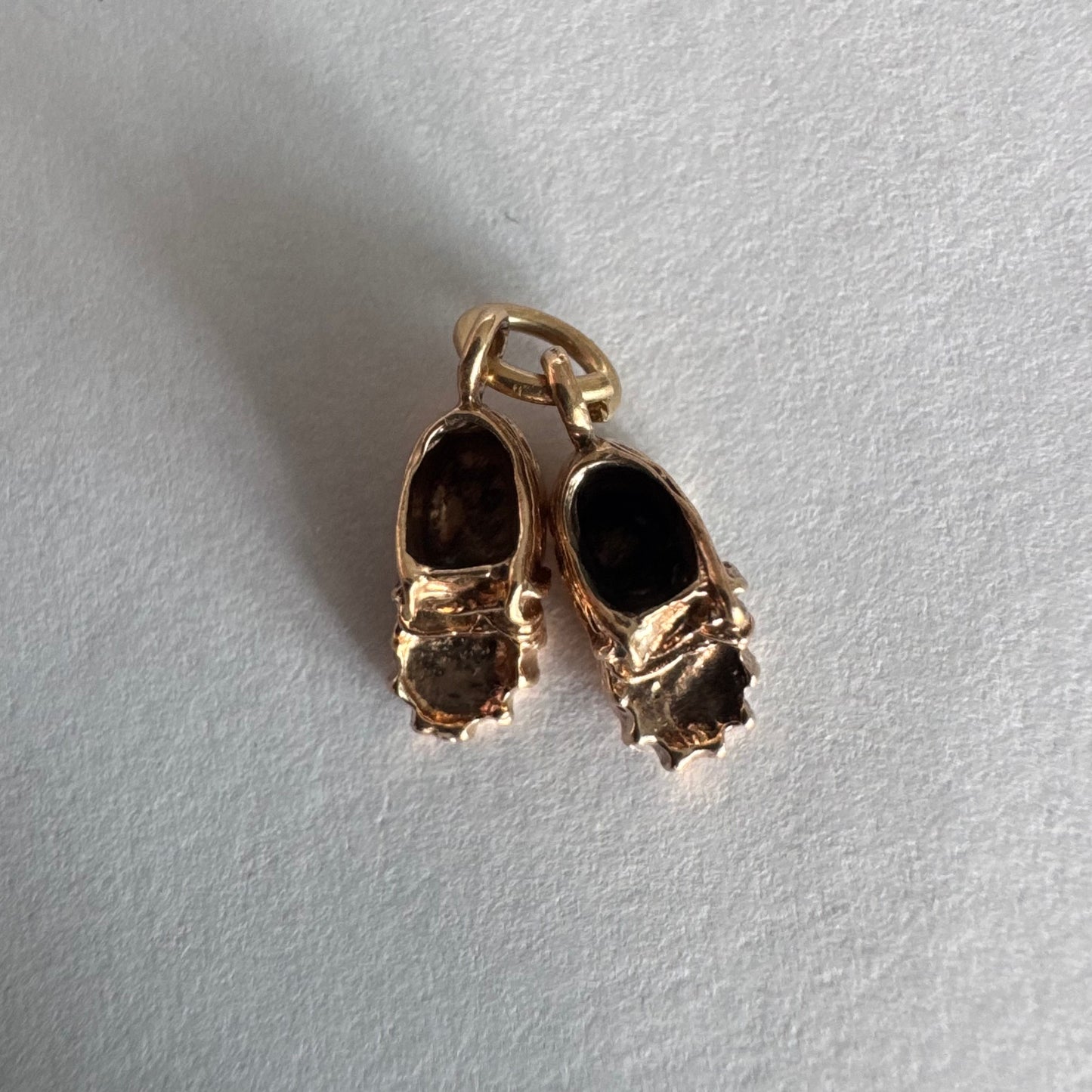 תליון זהב 10 קראט בצורת נעלי “צעד ראשון” של תינוק.