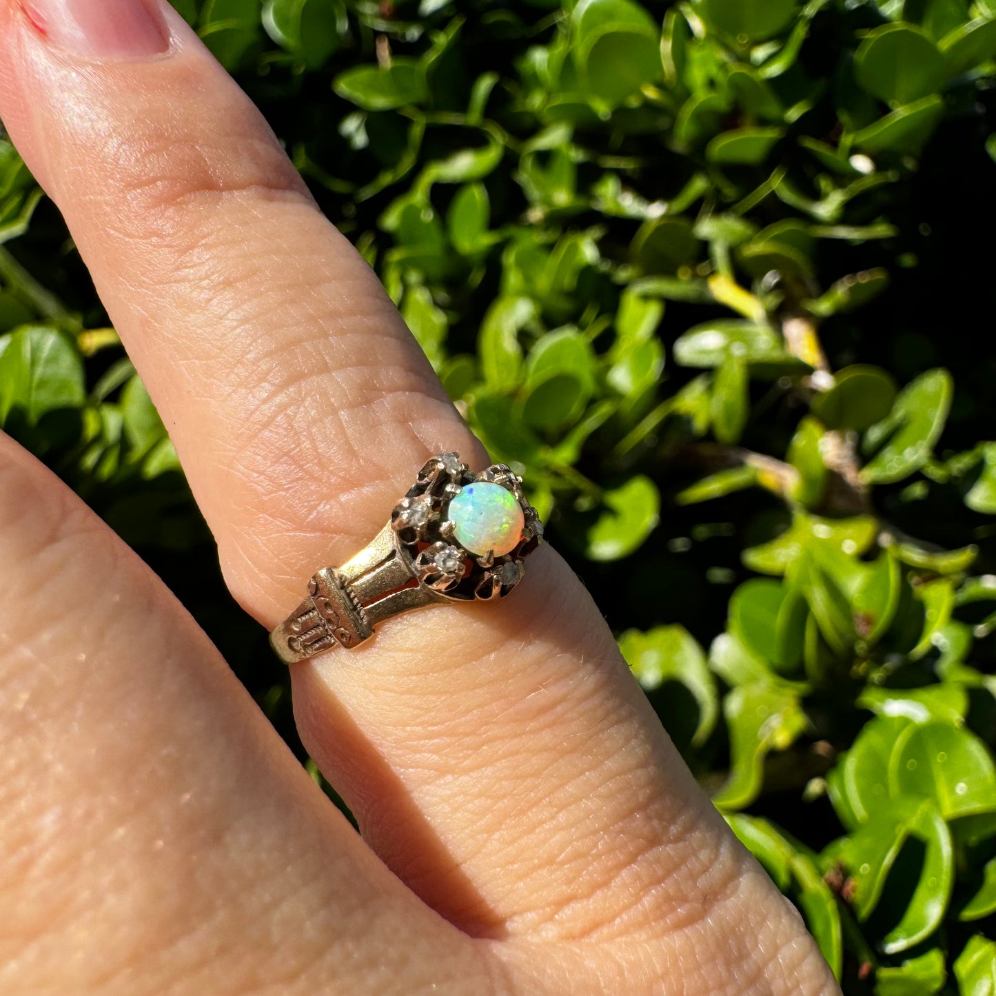 9K gold ring set with Opal