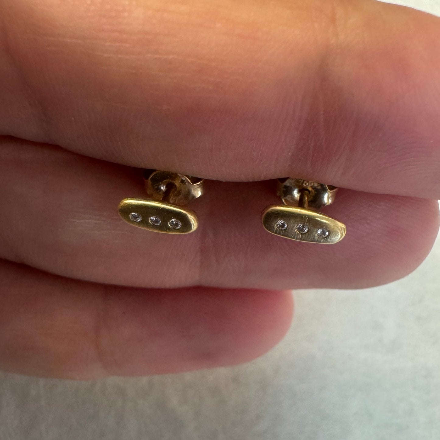 18K gold stud earrings set with 3 Diamonds