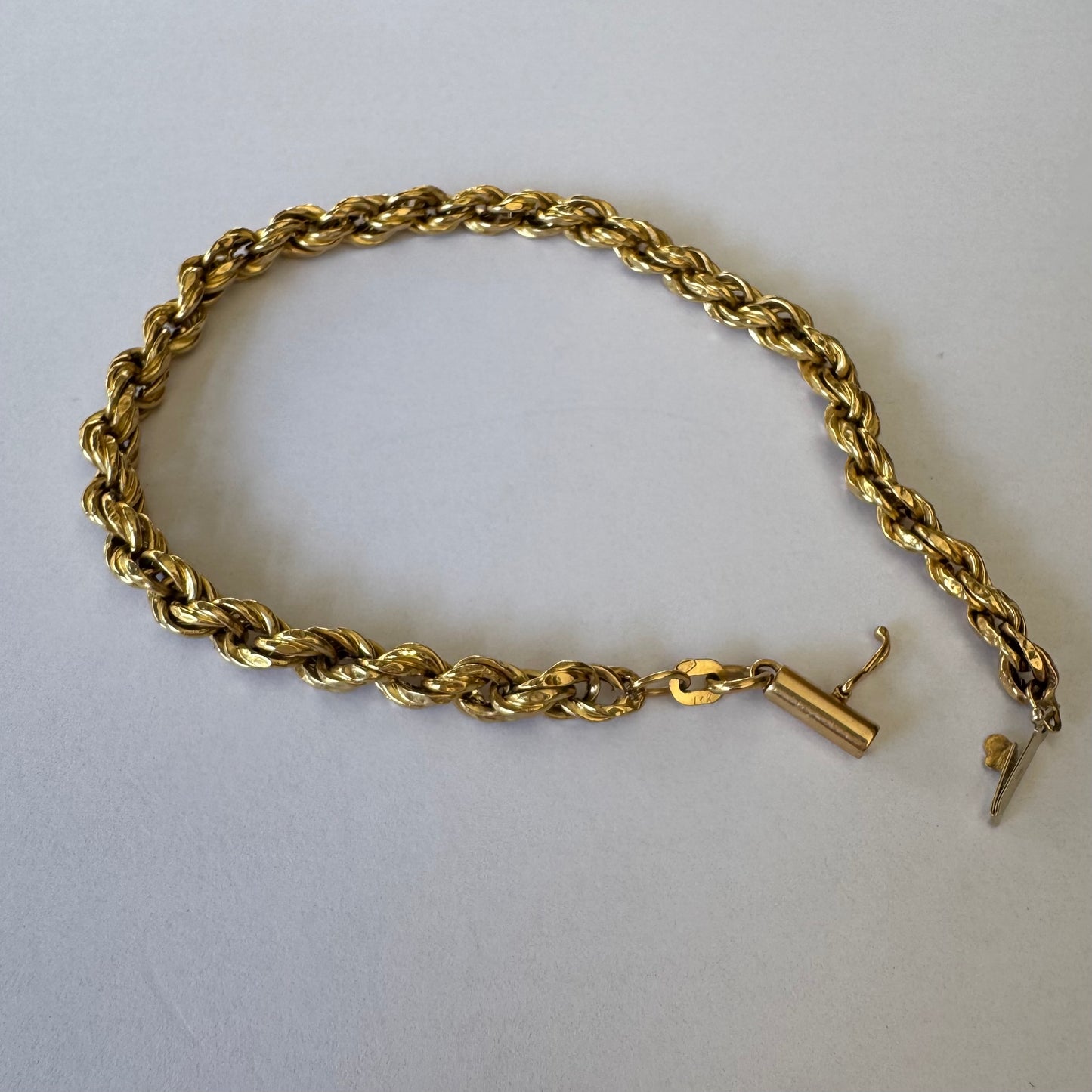 צמיד זהב צהוב 14 קראט בעיצוב שזירה עשיר ומלא נוכחות. 