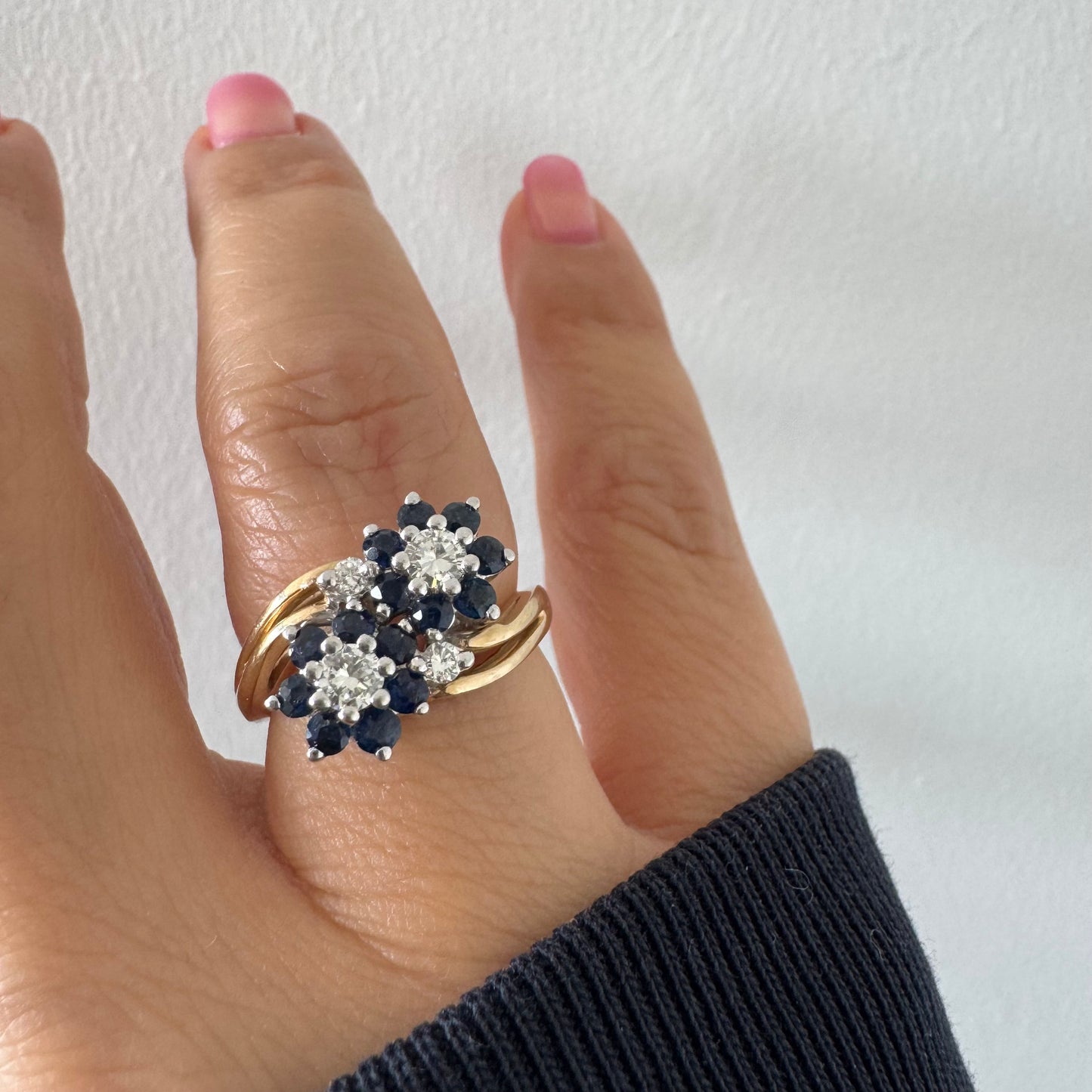 טבעת זהב צהוב 14 קראט משובצת אבני ספיר ויהלומים בעיצוב פרחים כפול.