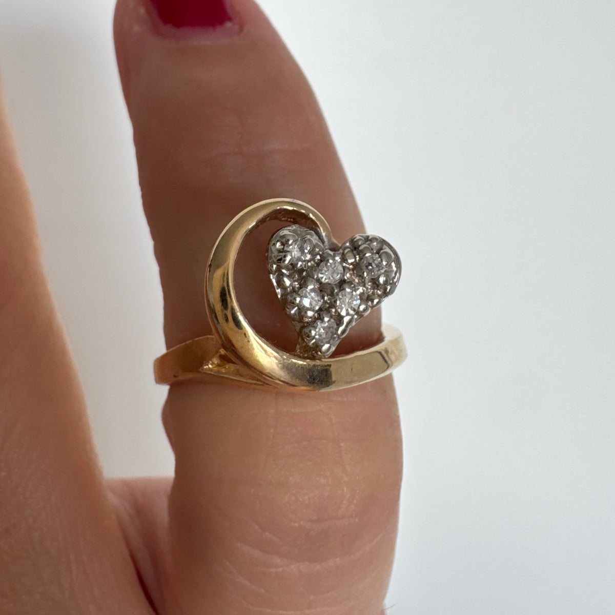 14K gold ring set with sparkling diamonds in a heart-shaped motif