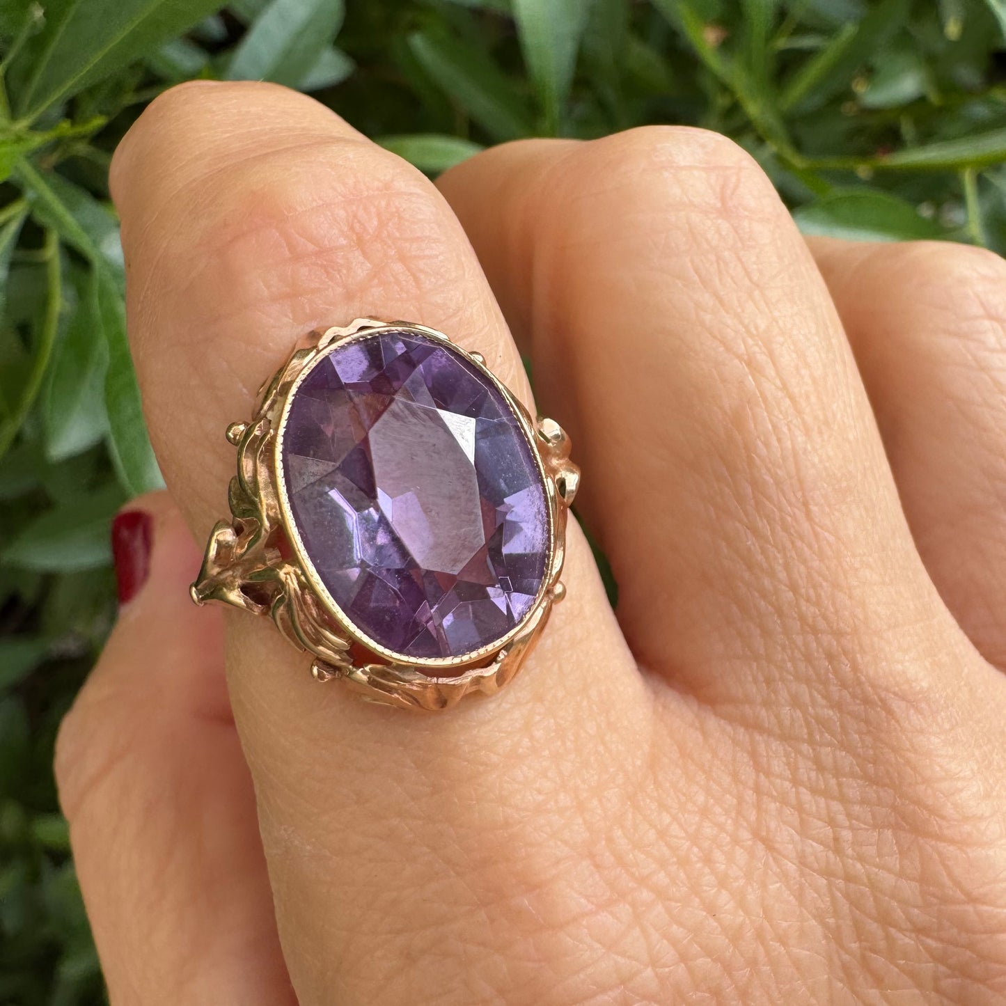 טבעת זהב אדום 14 קראט משובצת אמטיסט בגוון סגול עמוק .