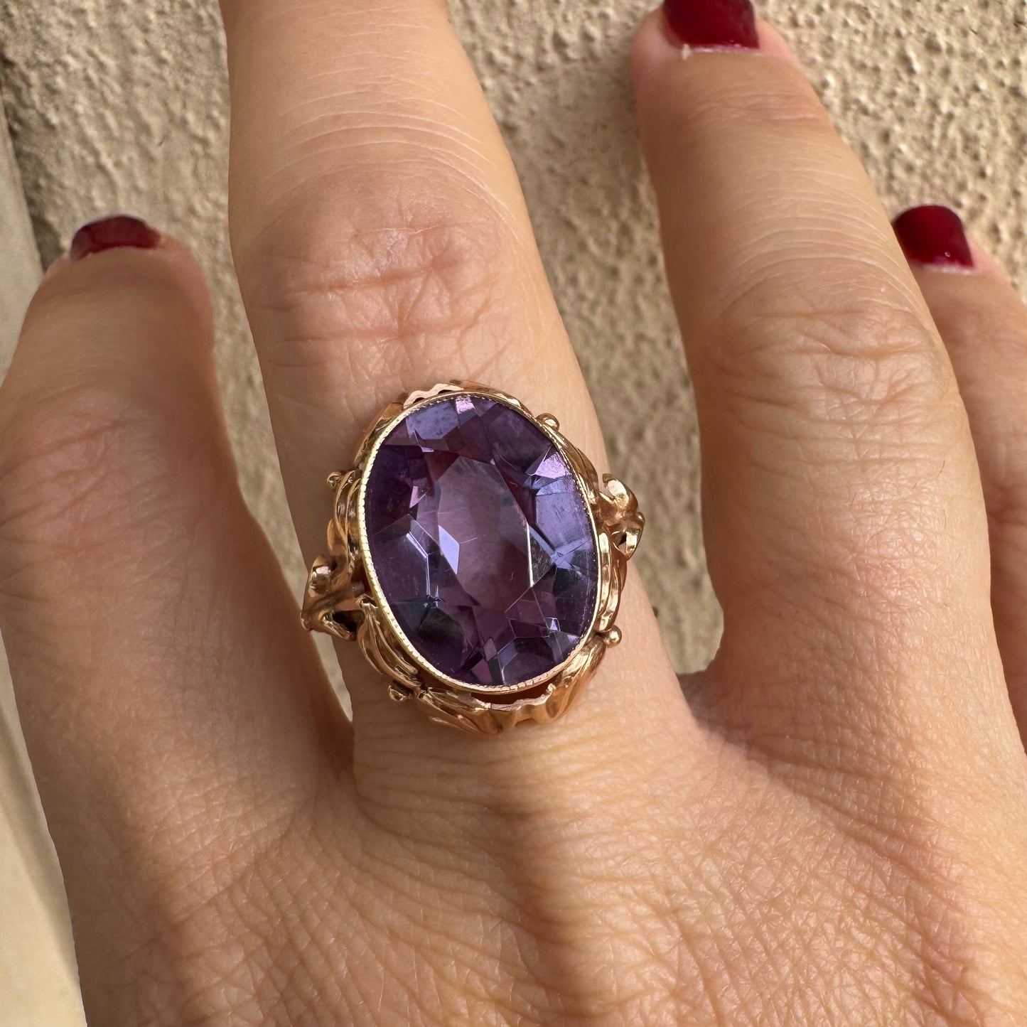 טבעת זהב אדום 14 קראט משובצת אמטיסט בגוון סגול עמוק .