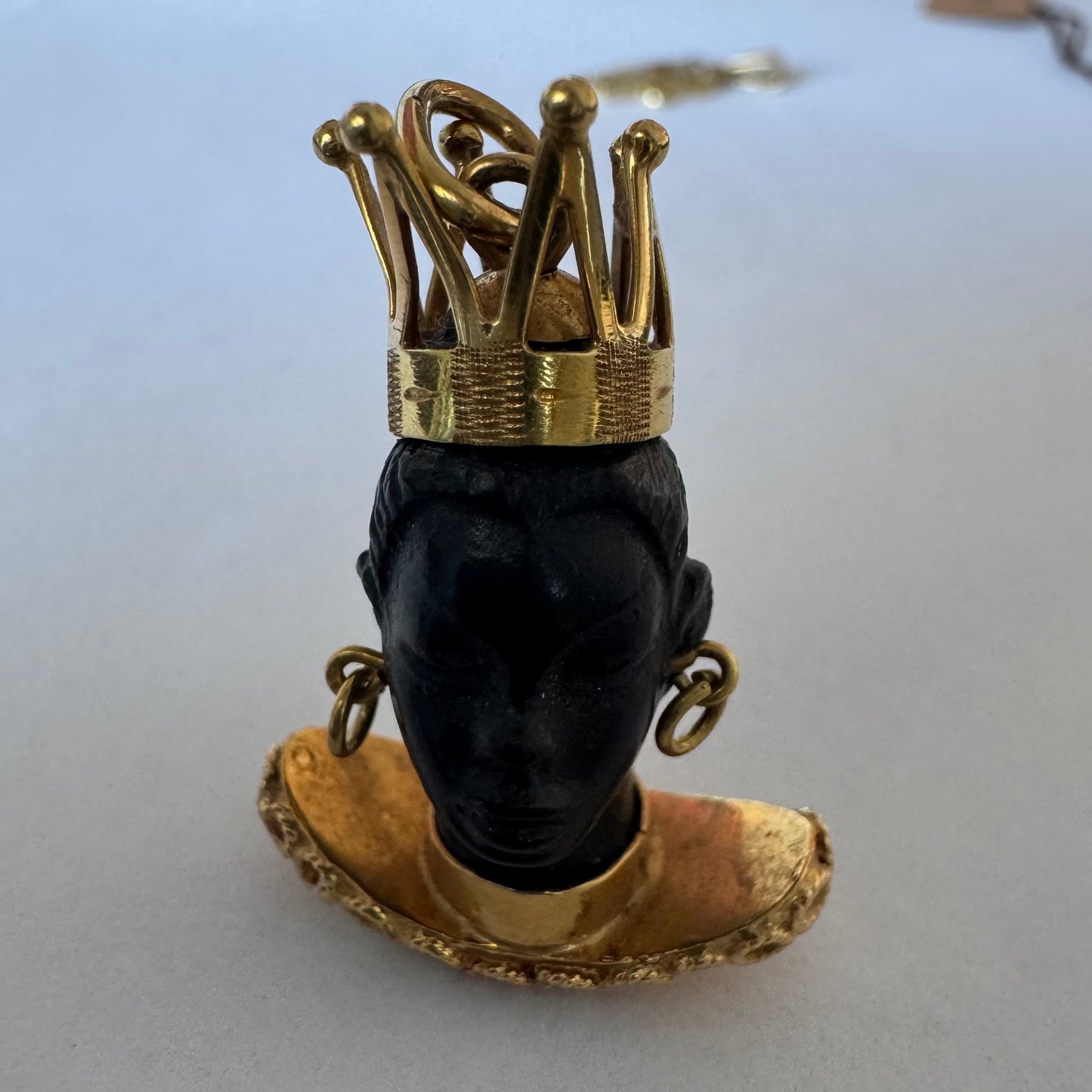 תליון זהב 18 קראט נדיר ומרהיב בסגנון ה"מורטו" (Moretto) המסורתי, המשלב עבודת גילוף ידנית עם צורפות עילית. 