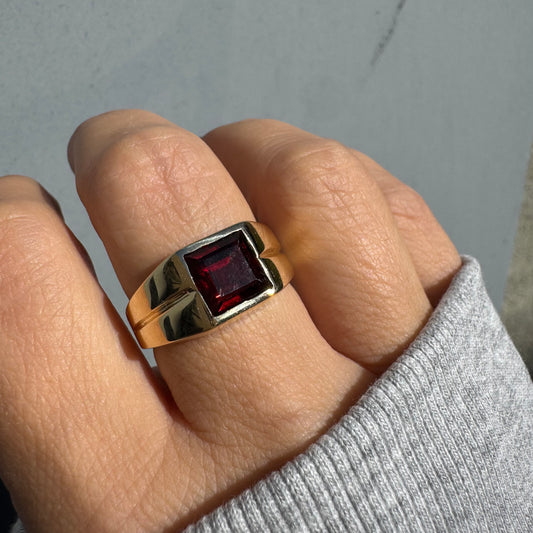 טבעת זהב צהוב 14 קראט משובצת אבן אדומה בחיתוך ריבועי 