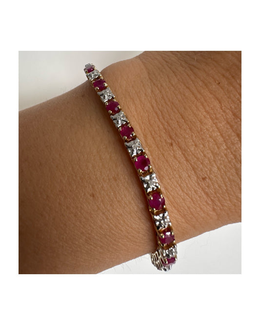 צמיד זהב צהוב 10 קראט משובץ אבני רובי בגוון אדום עמוק וביניהן יהלומים לבנים מנצנצים.