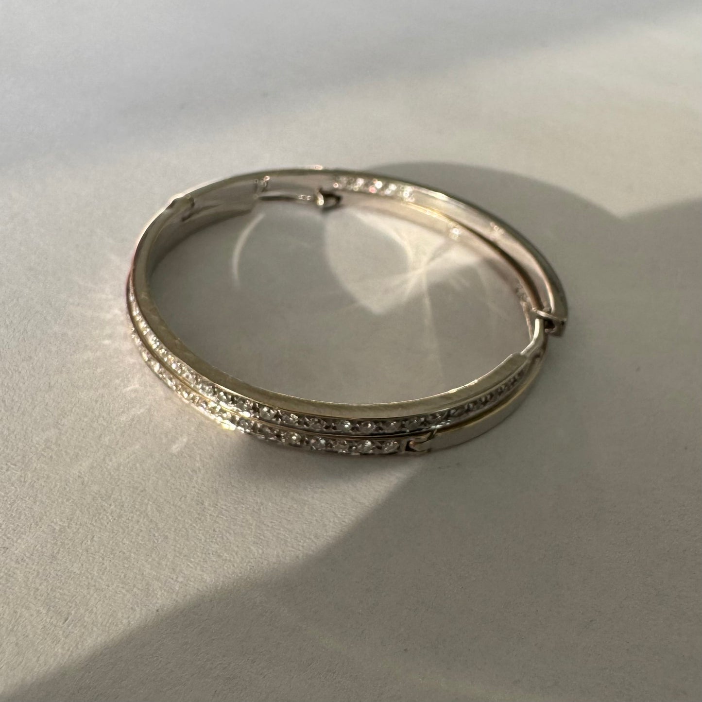 עגילי חישוק זהב 18 קראט, משובצים יהלומים לכל אורכם בחזית ובחלק הפנימי.