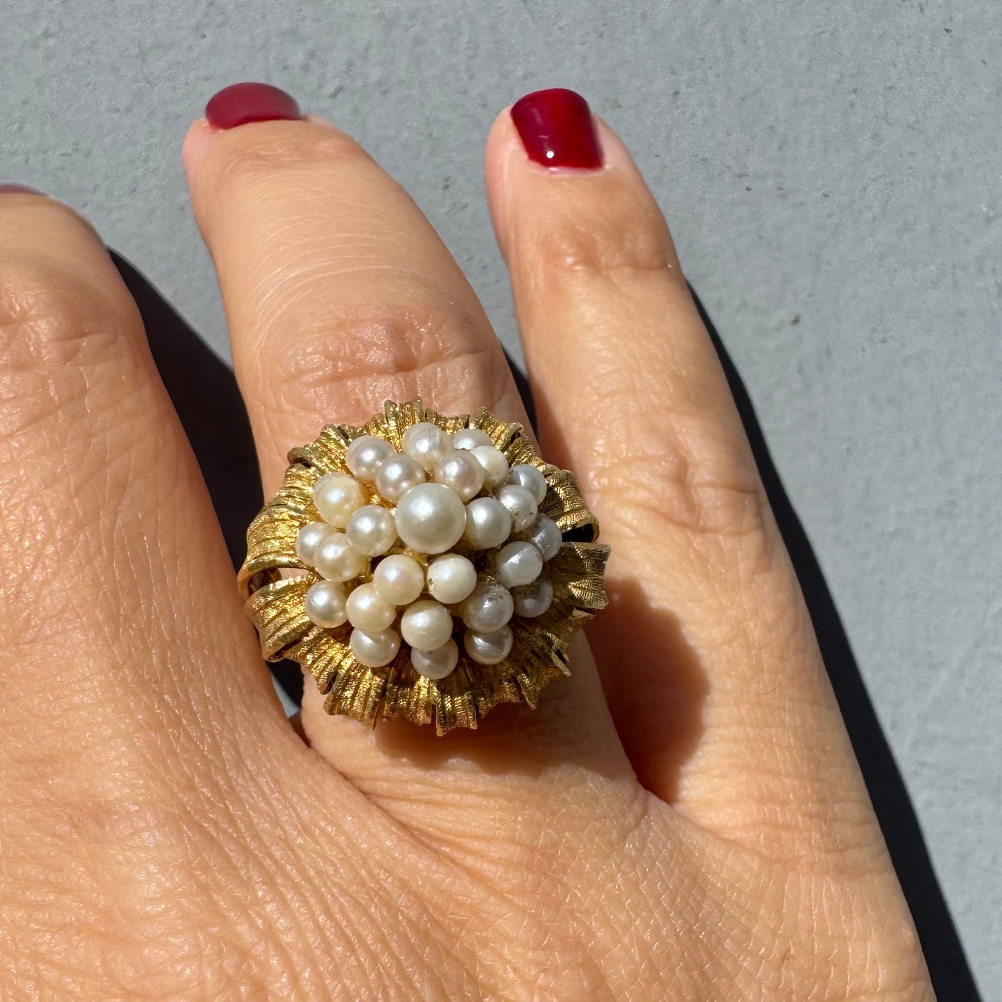 טבעת זהב צהוב 18 קראט, משובצת אשכול פנינים עדינות בעבודת יד מרשימה.