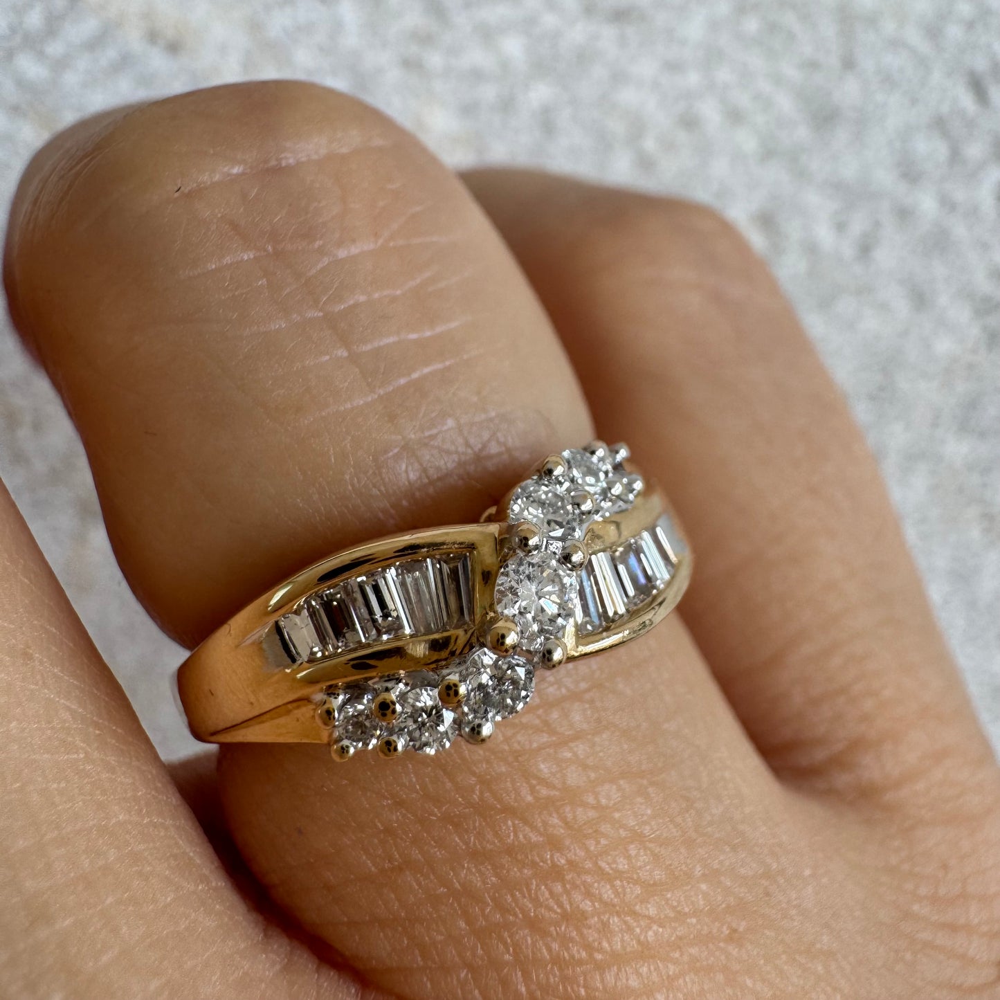 טבעת זהב צהוב 14 קראט משובצת יהלומים בחיתוך באגט ועיגול.