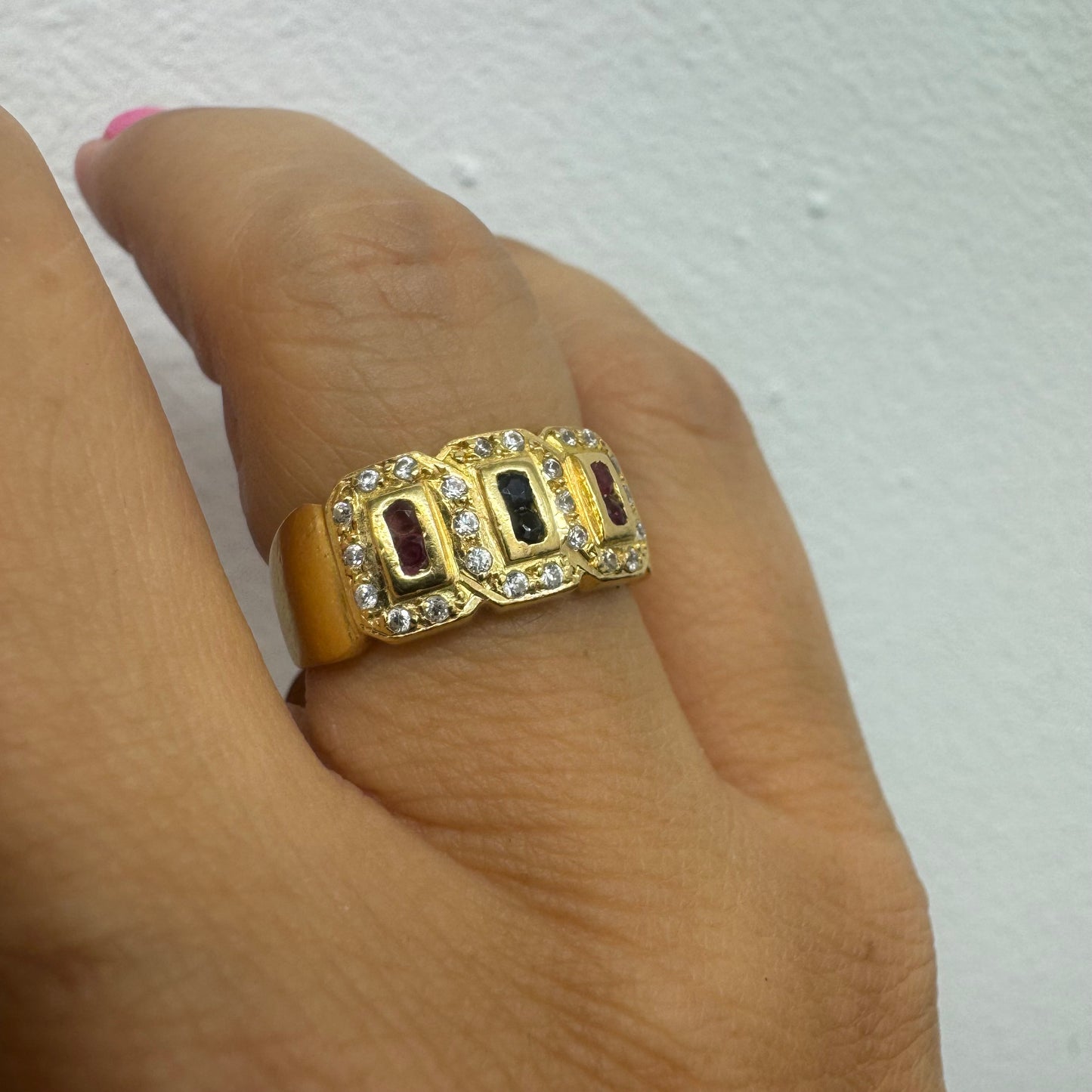 18K gold ring set with Rubies Sapphires, framed by sparkling Diamonds