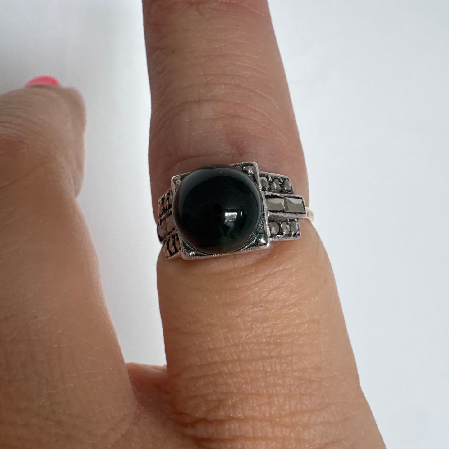 9K gold ring set with a deep green stone