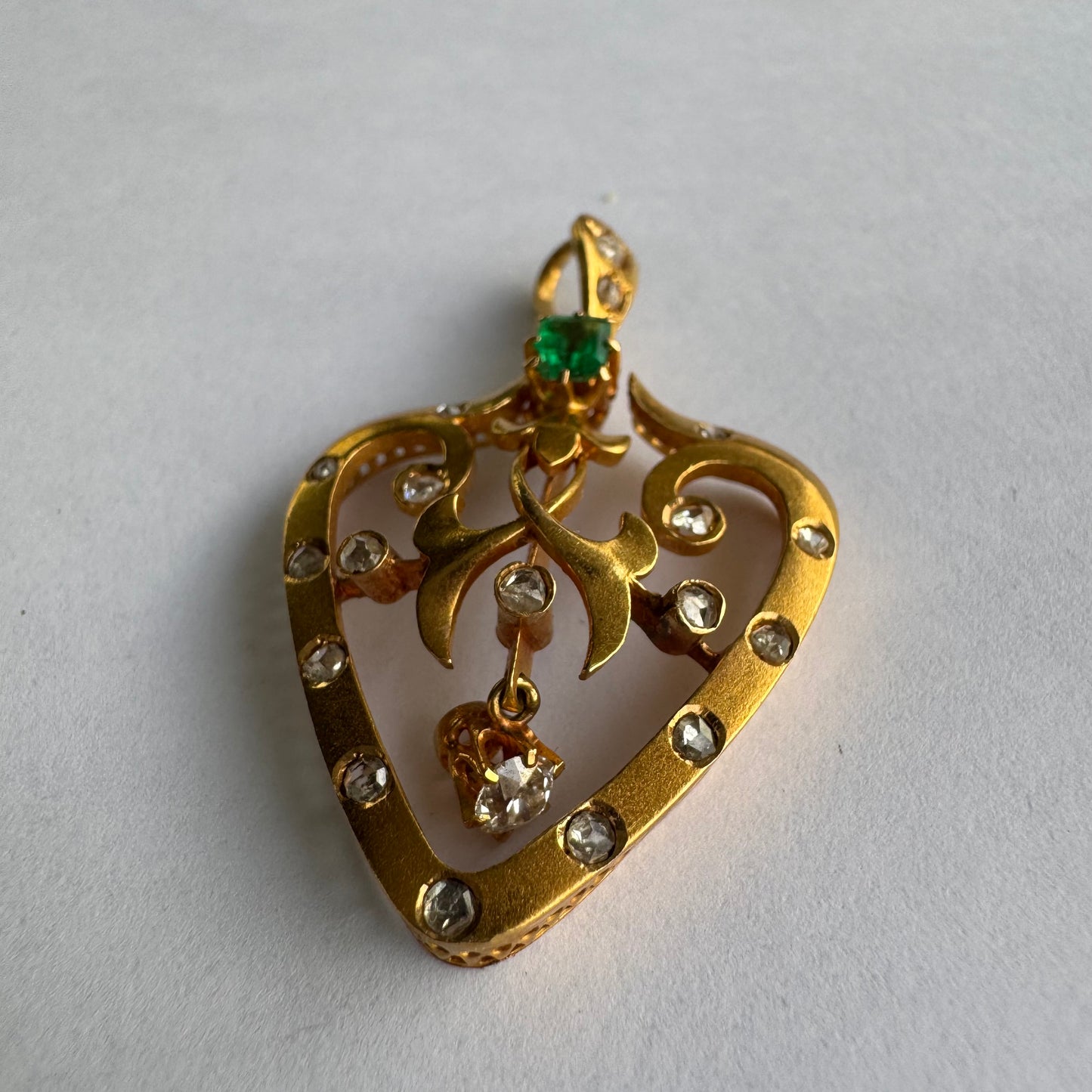תליון זהב צהוב 18 קראט ״לב״ משובץ אבן אמרלד ויהלומים