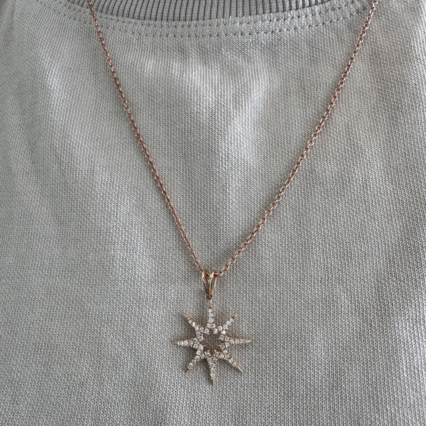 שרשרת זהב 14 קראט עם תליון בצורת כוכב משובץ יהלומים.