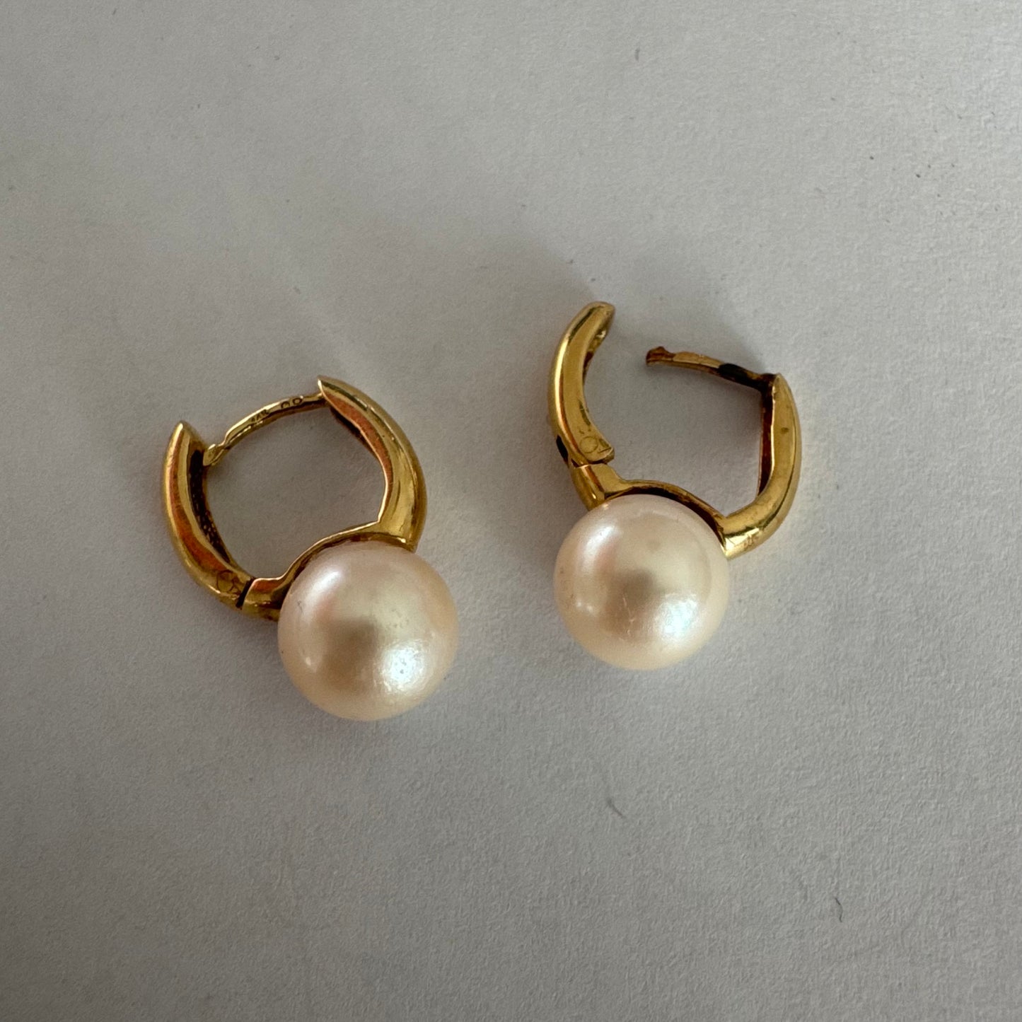 עגילי זהב צהוב 14 קראט תלויים קצרים משובצים פנינה עגולה בקצה