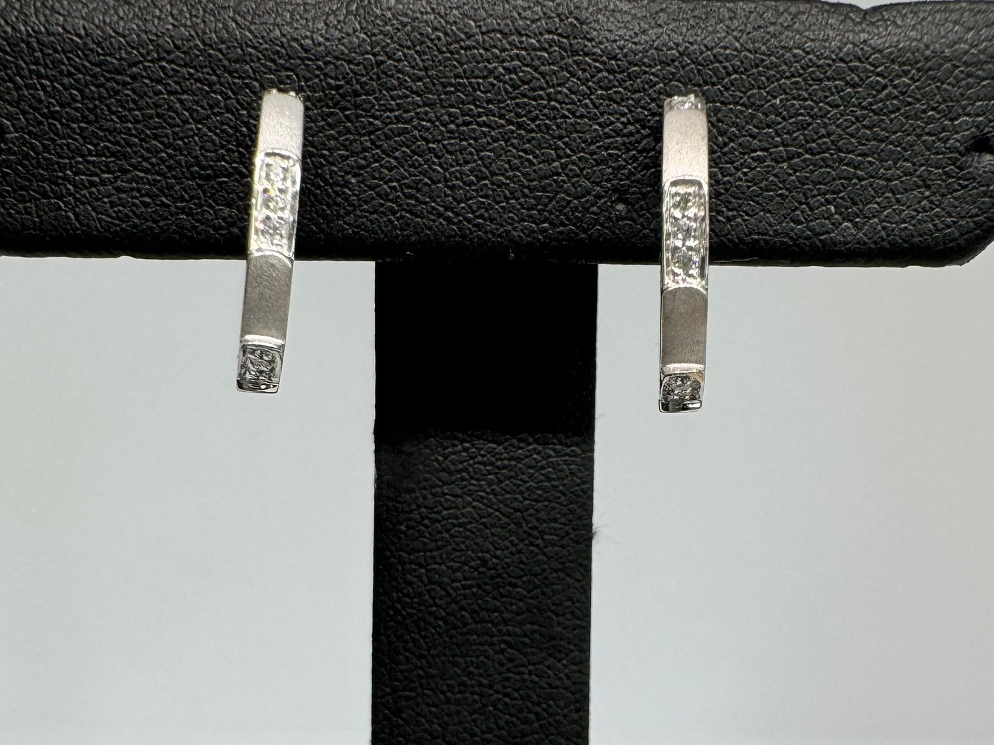 18K gold hoop earrings set with Diamonds