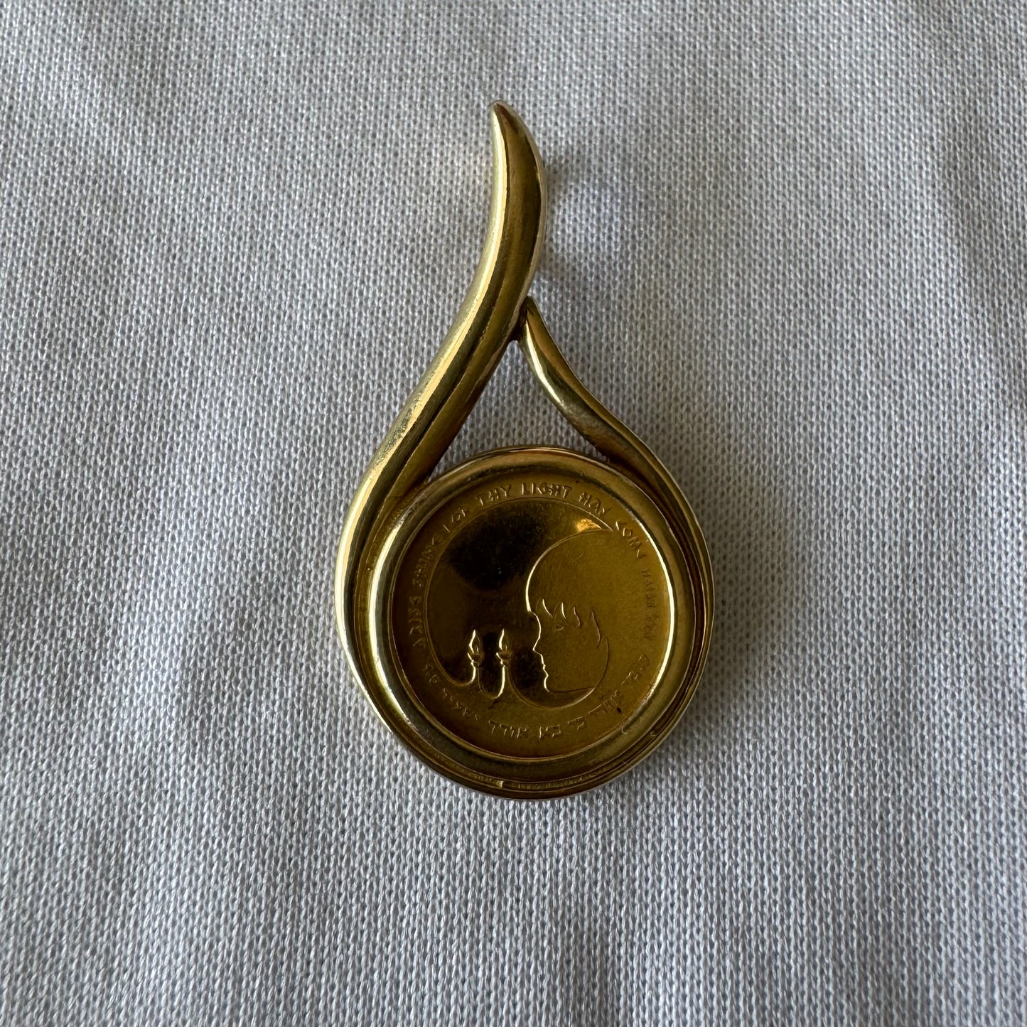 תליון זהב 14 קראט בעיצוב טיפתי ייחודי, משובץ מדלית זהב. 